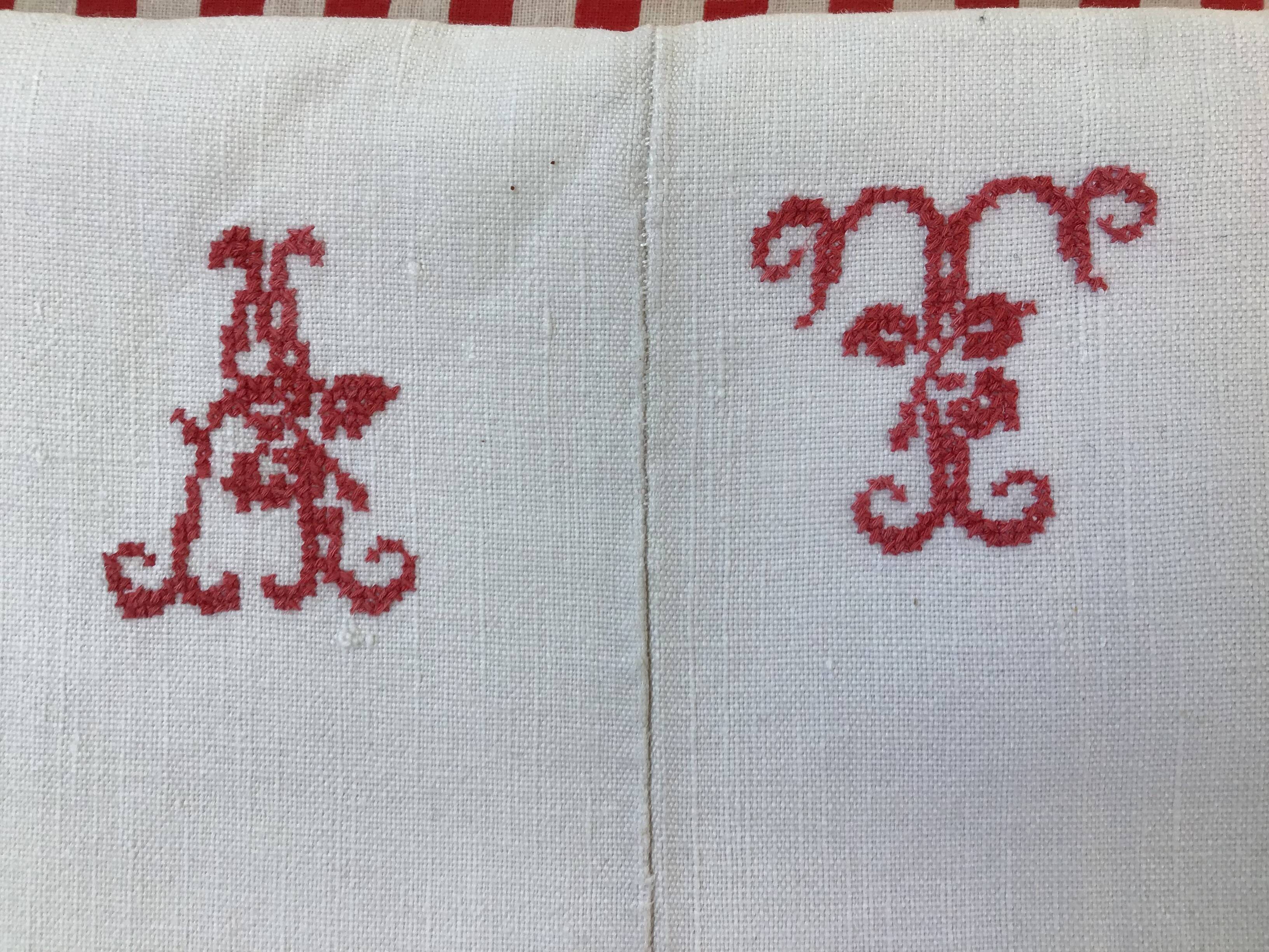 Drap marqué AT en rouge au point de croix