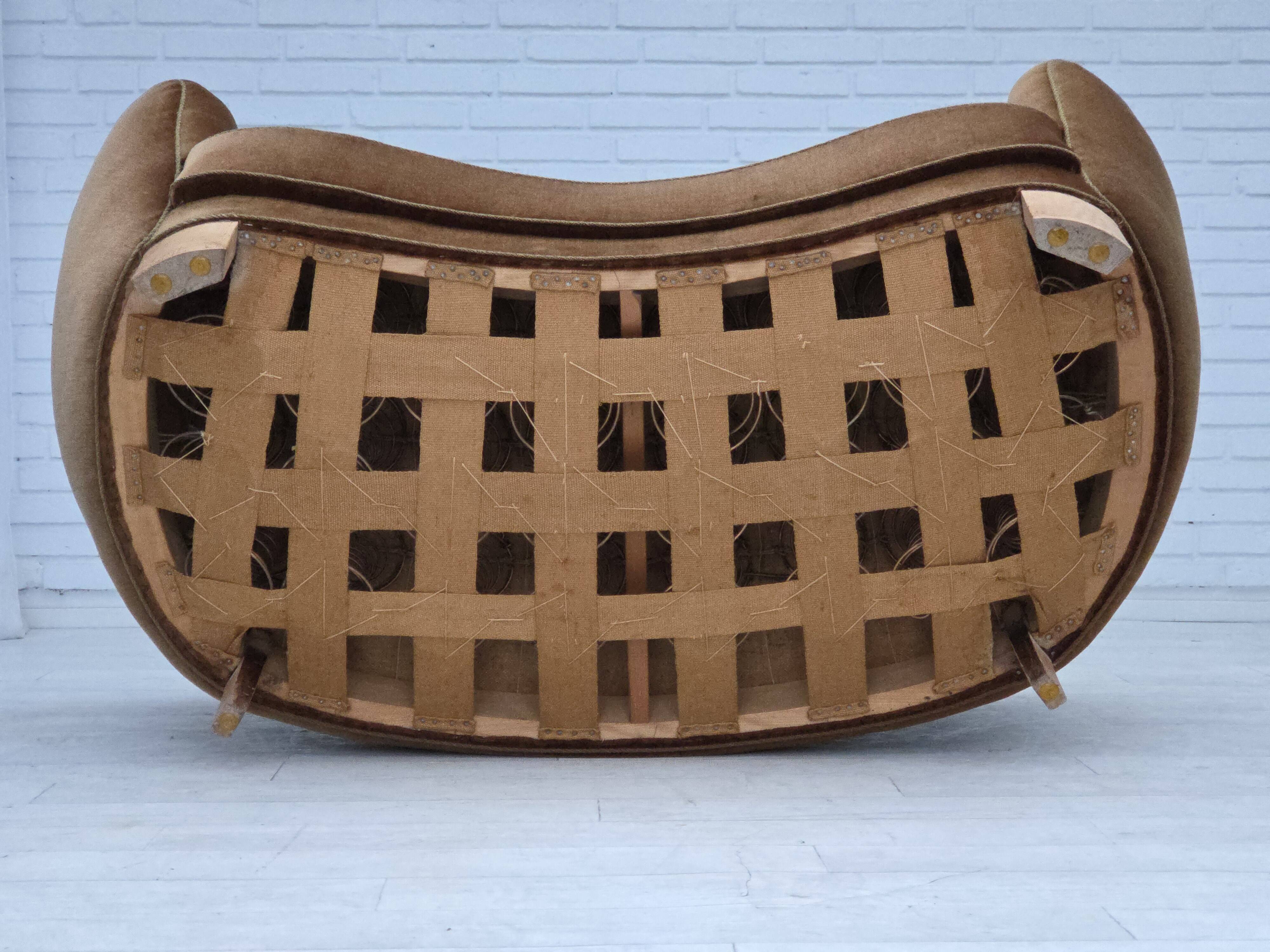 Canapé courbé danois 2 places des années 1960, en velours d'ameublement marron.