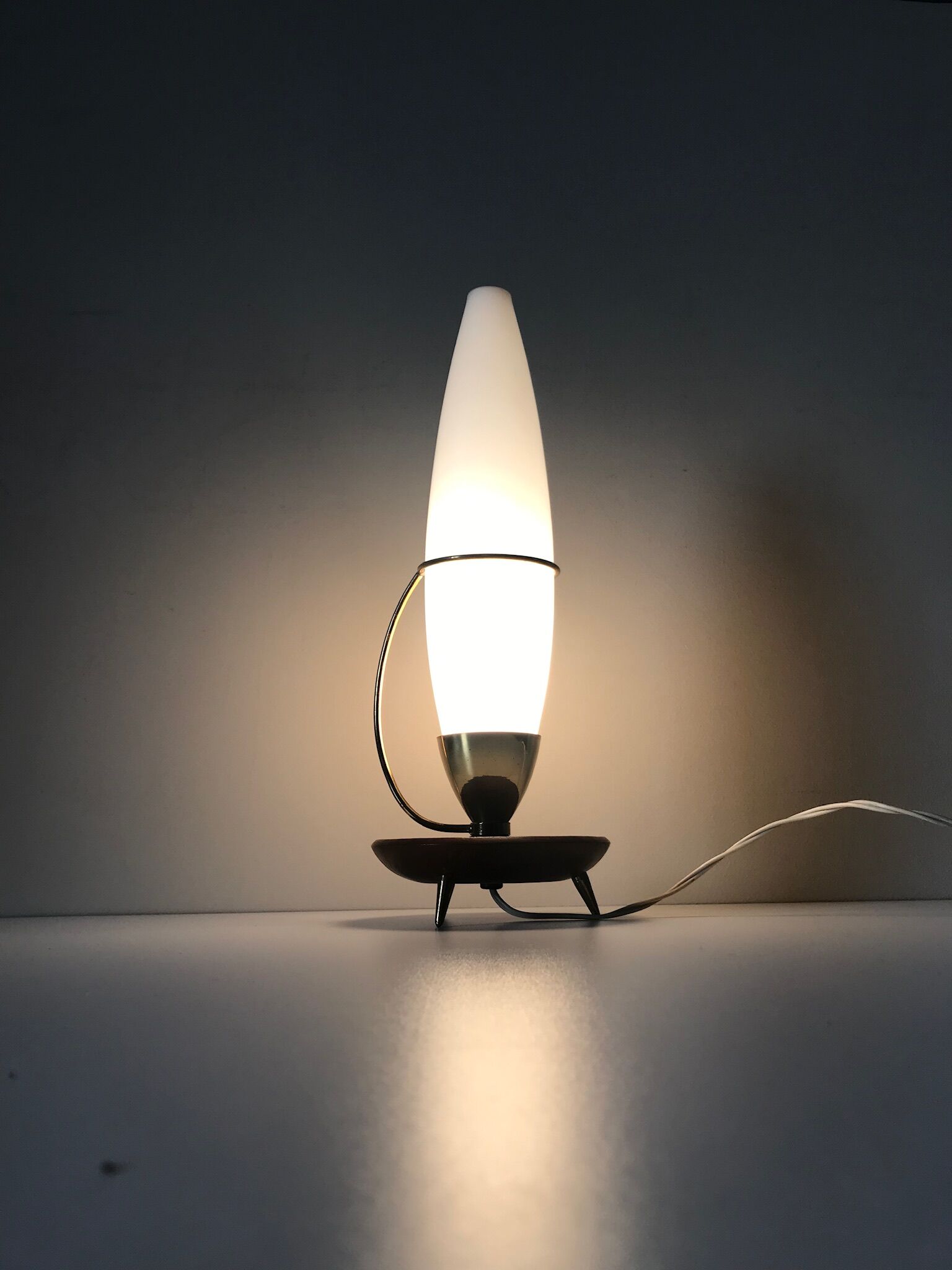 Lampe tripode teck et opaline vintage 1960