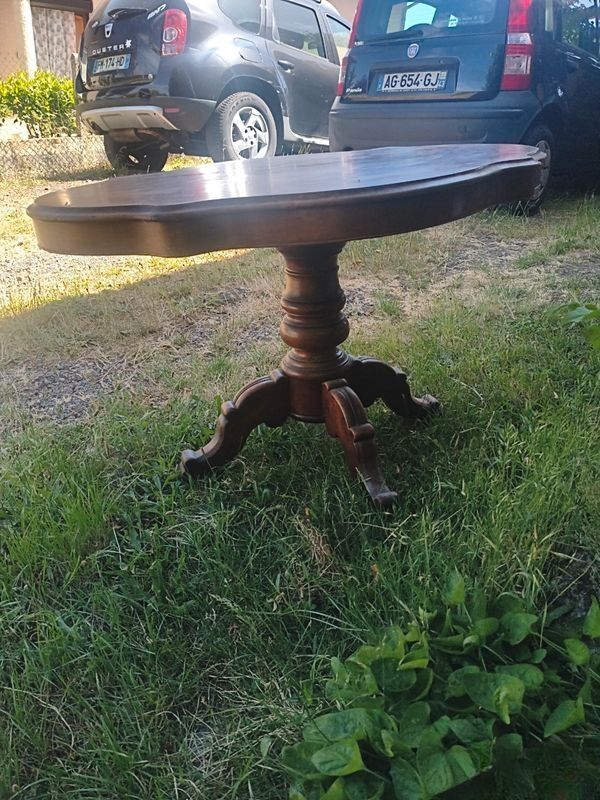 Antique guéridon in Napoléon III style – Solid walnut – Scalloped top