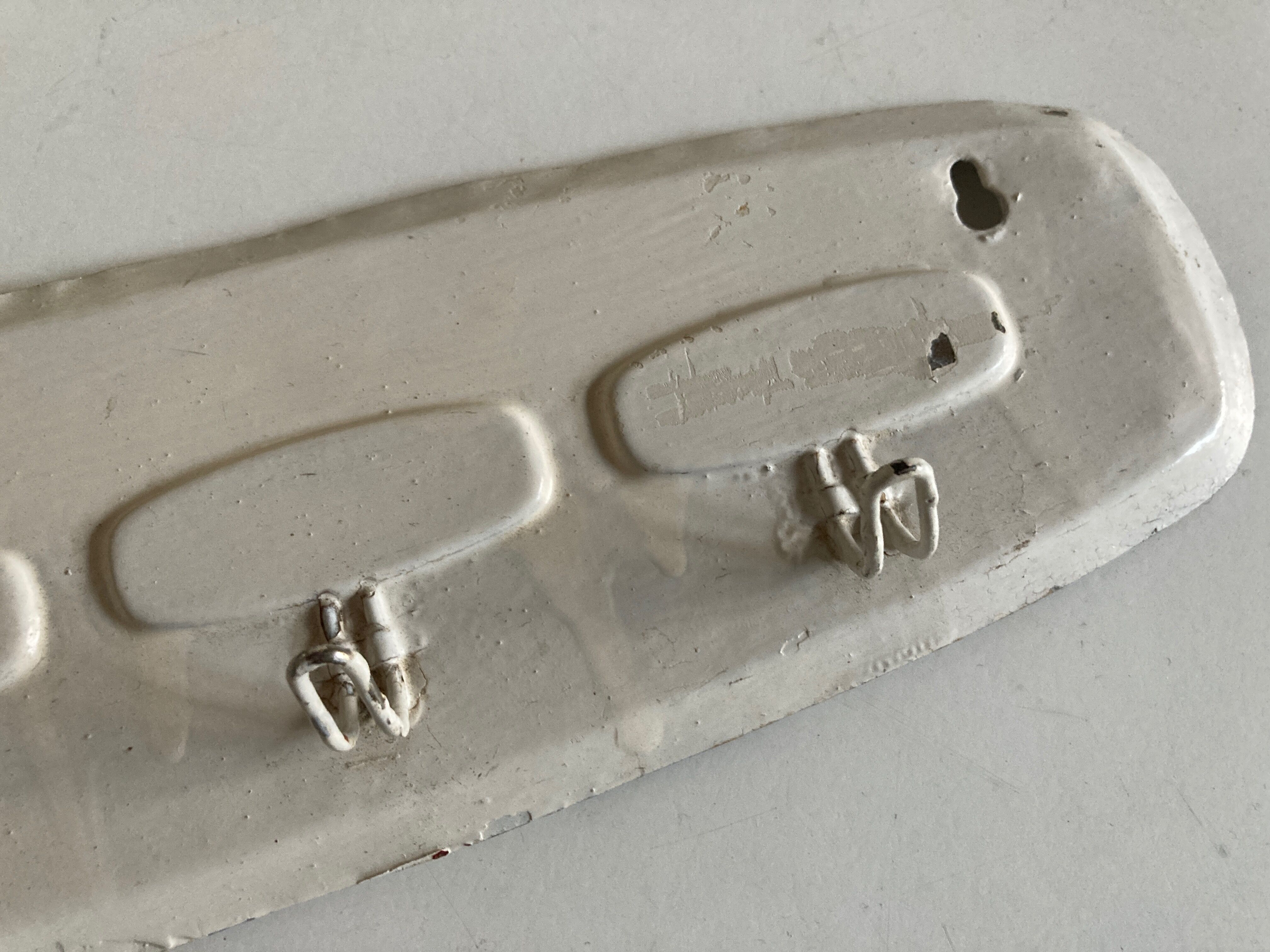 Patère hangs farm towel 1950