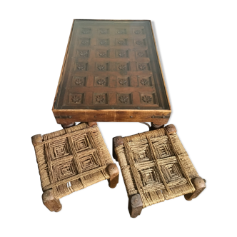 Table basse indienne et deux tabourets