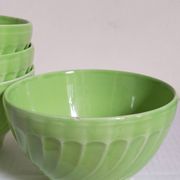 Quatre bols en faïence vert printemps vintages