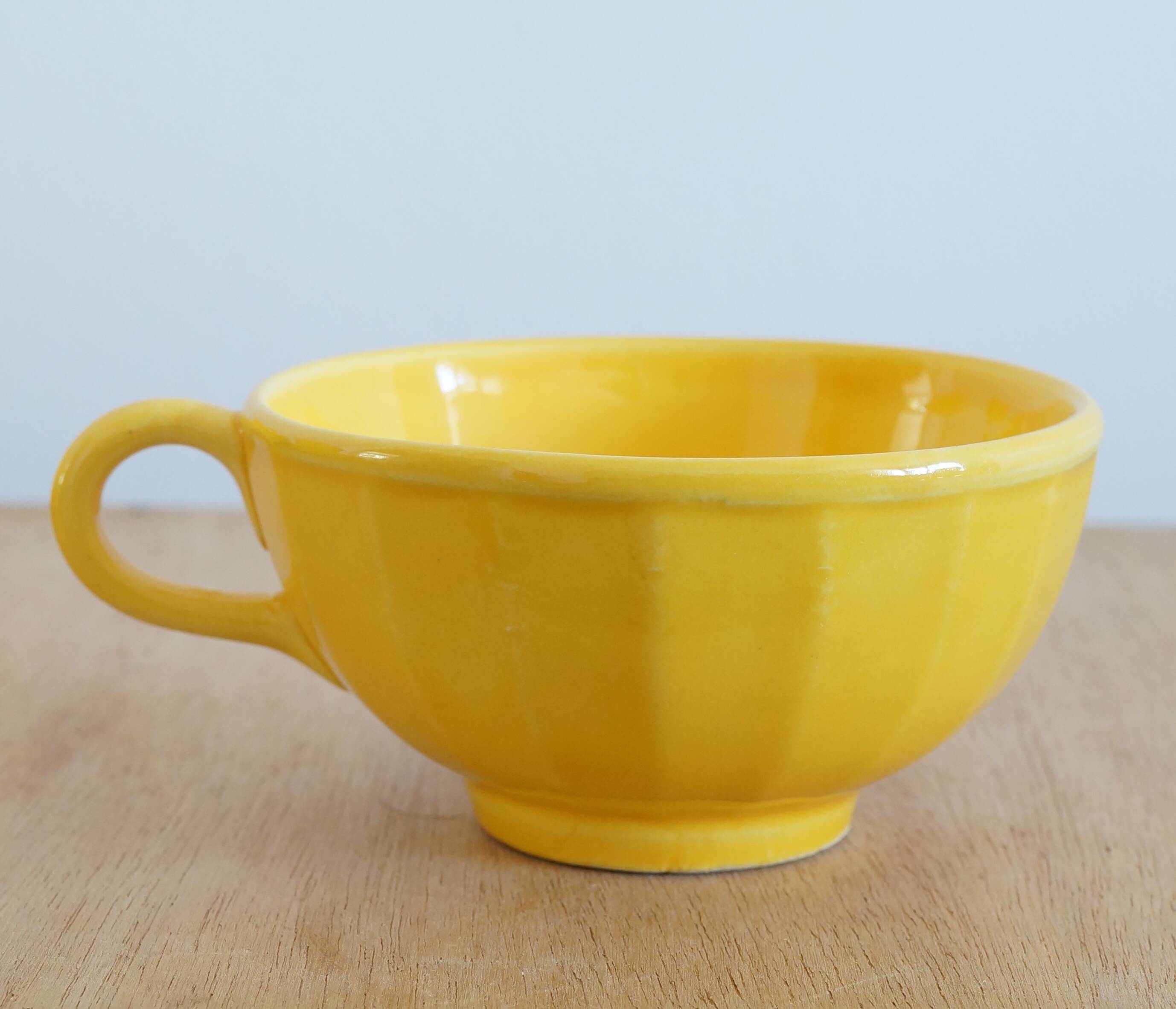 Service of 5 yellow cups and saucers