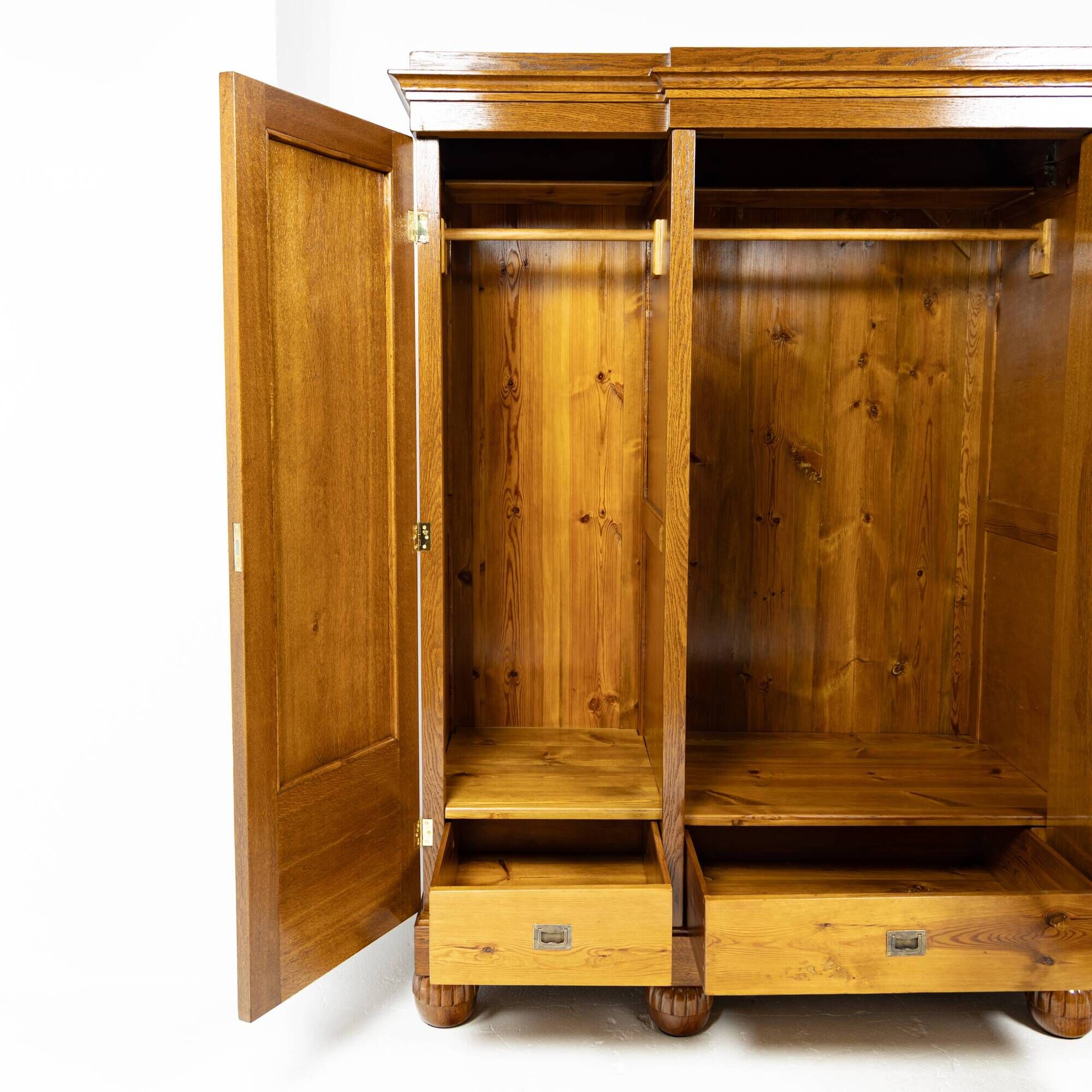 Grande armoire trois portes en chêne - Interguerre 1920-1939