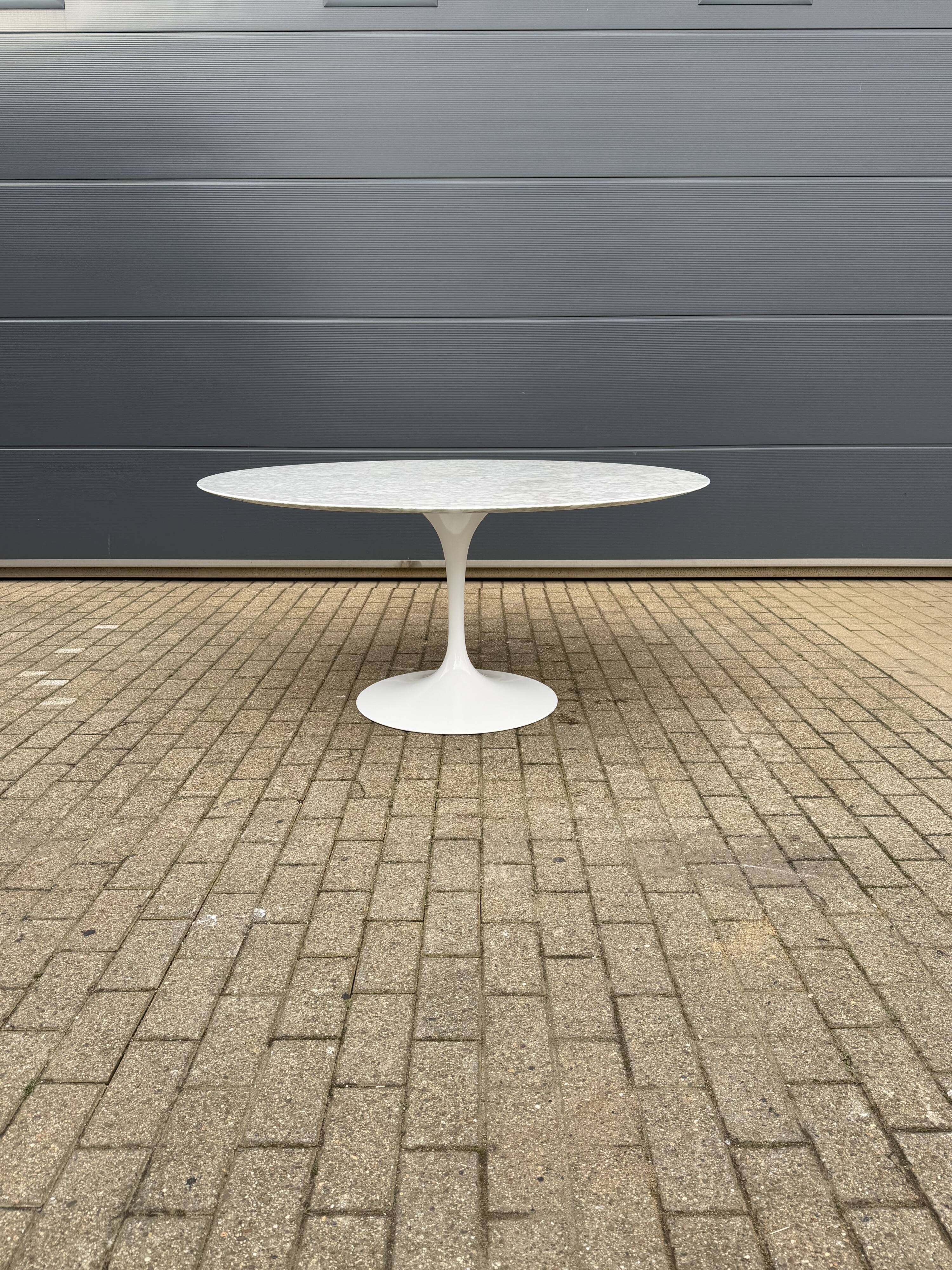 Original round dining table Knoll Tulip (152cm) Carrara