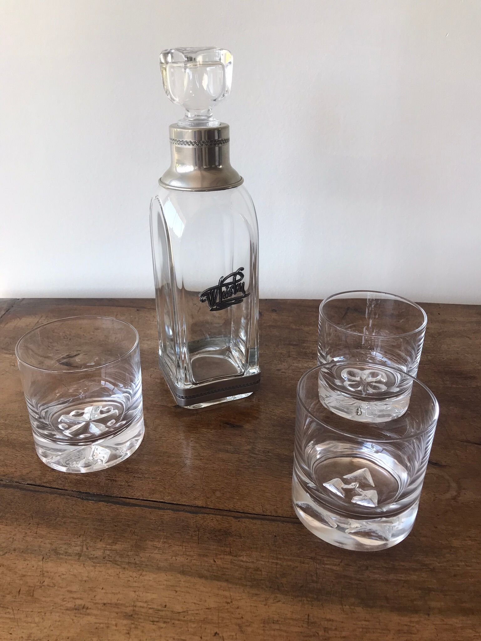 Whisky decanter and its 3 glasses