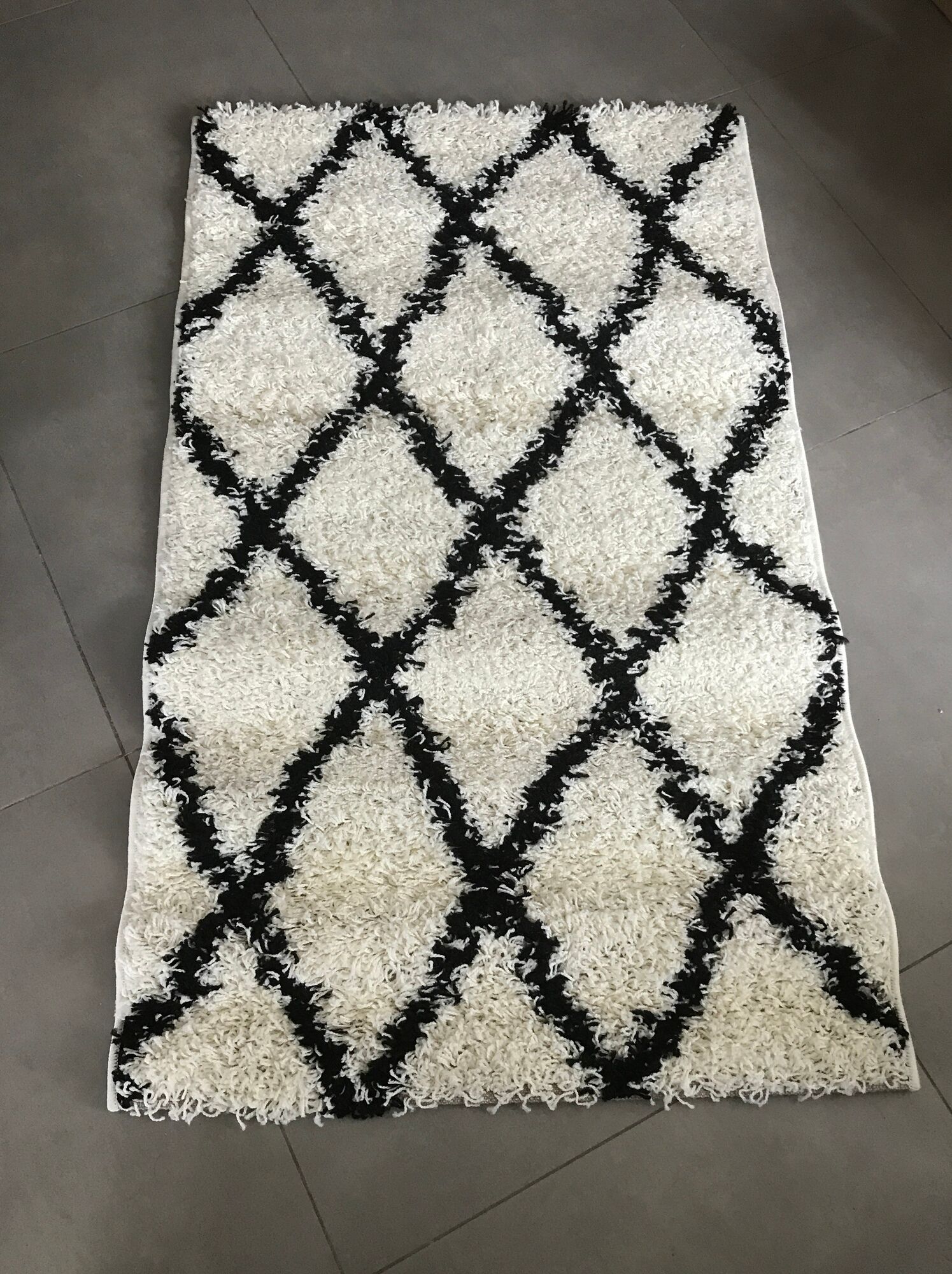 Tapis de style ethnique berbère écru et losange noir 80 x 140 cm