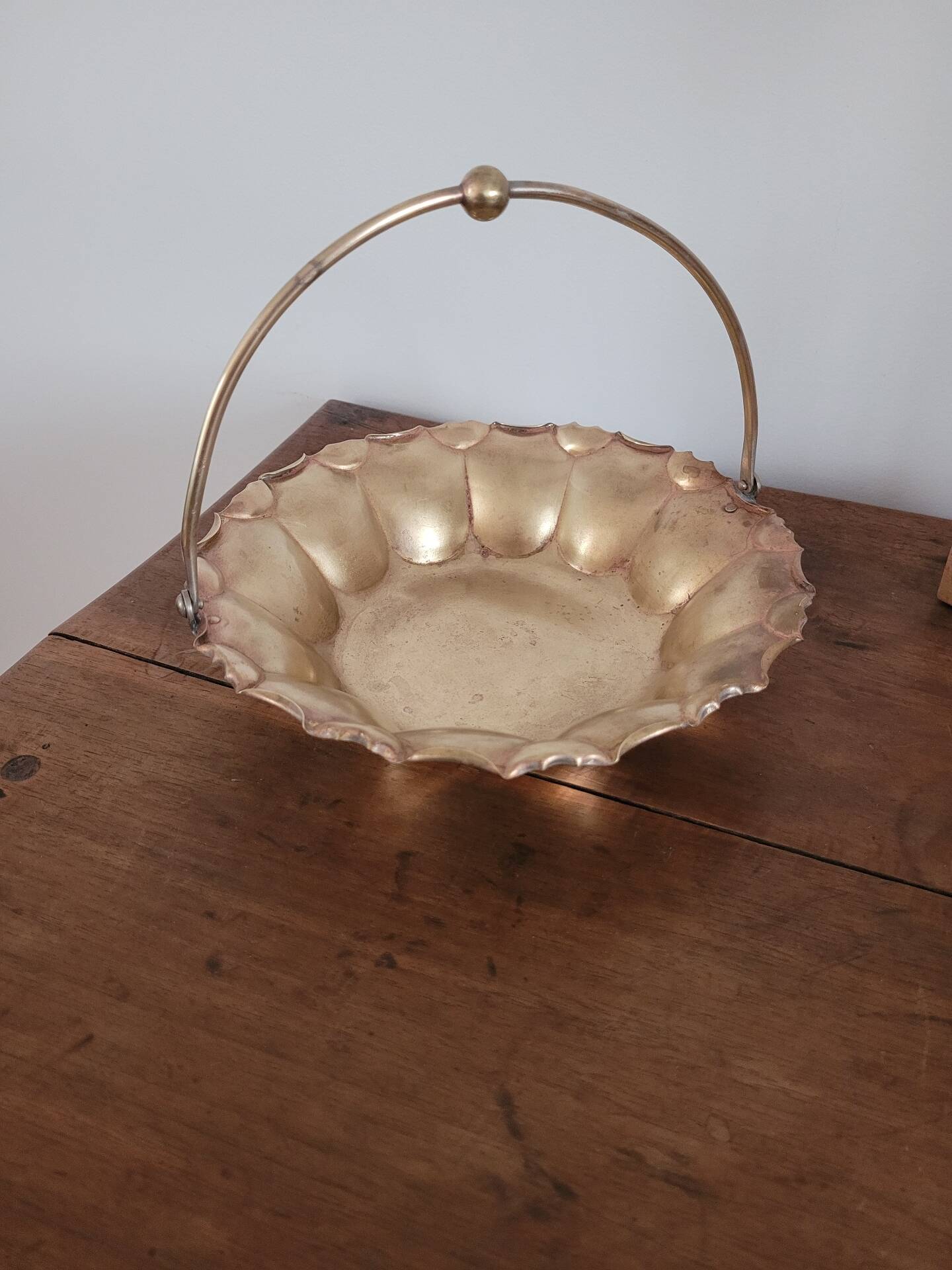Fluted basket in copper brass