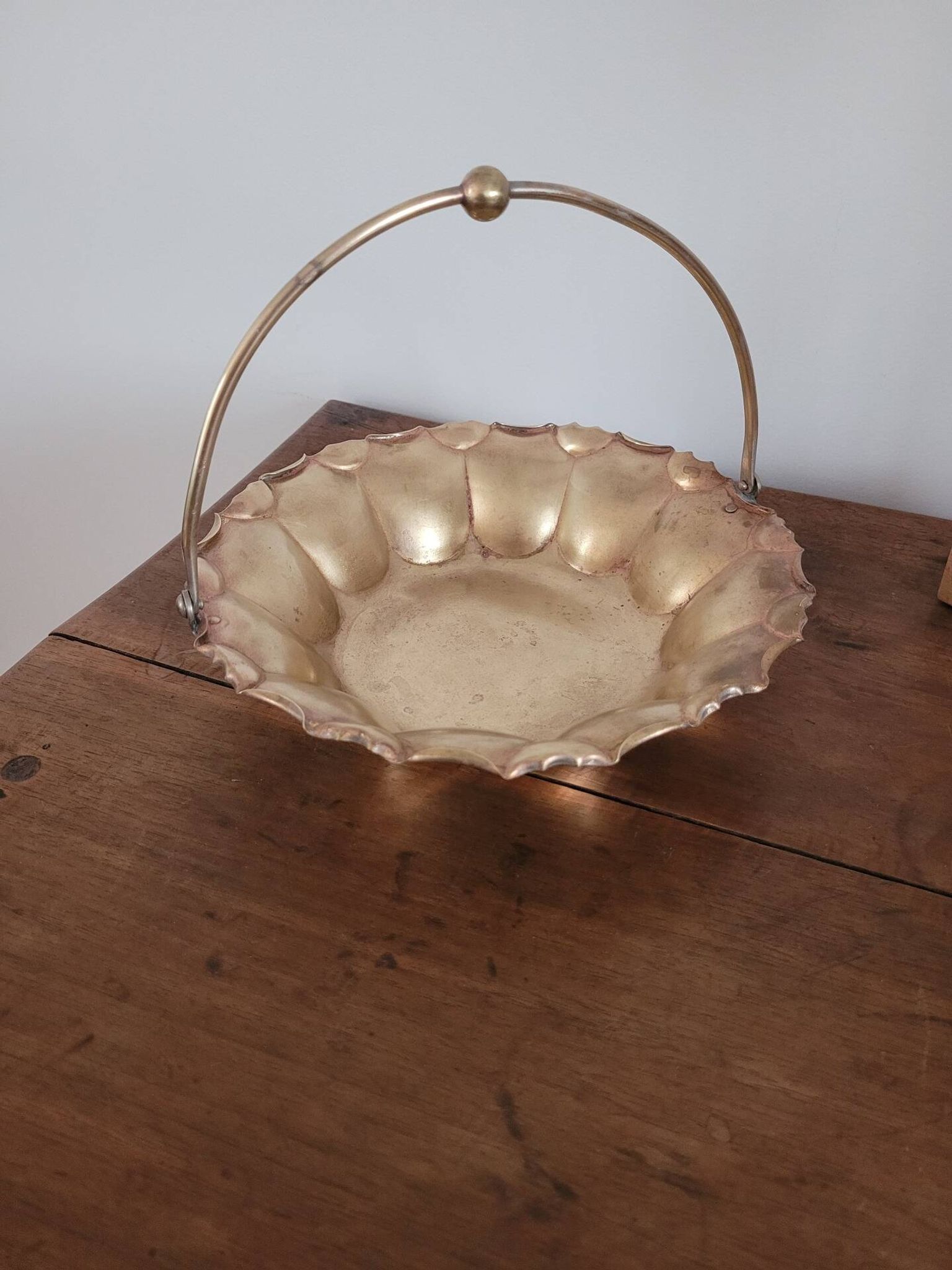 Panier festonné en laiton cuivré