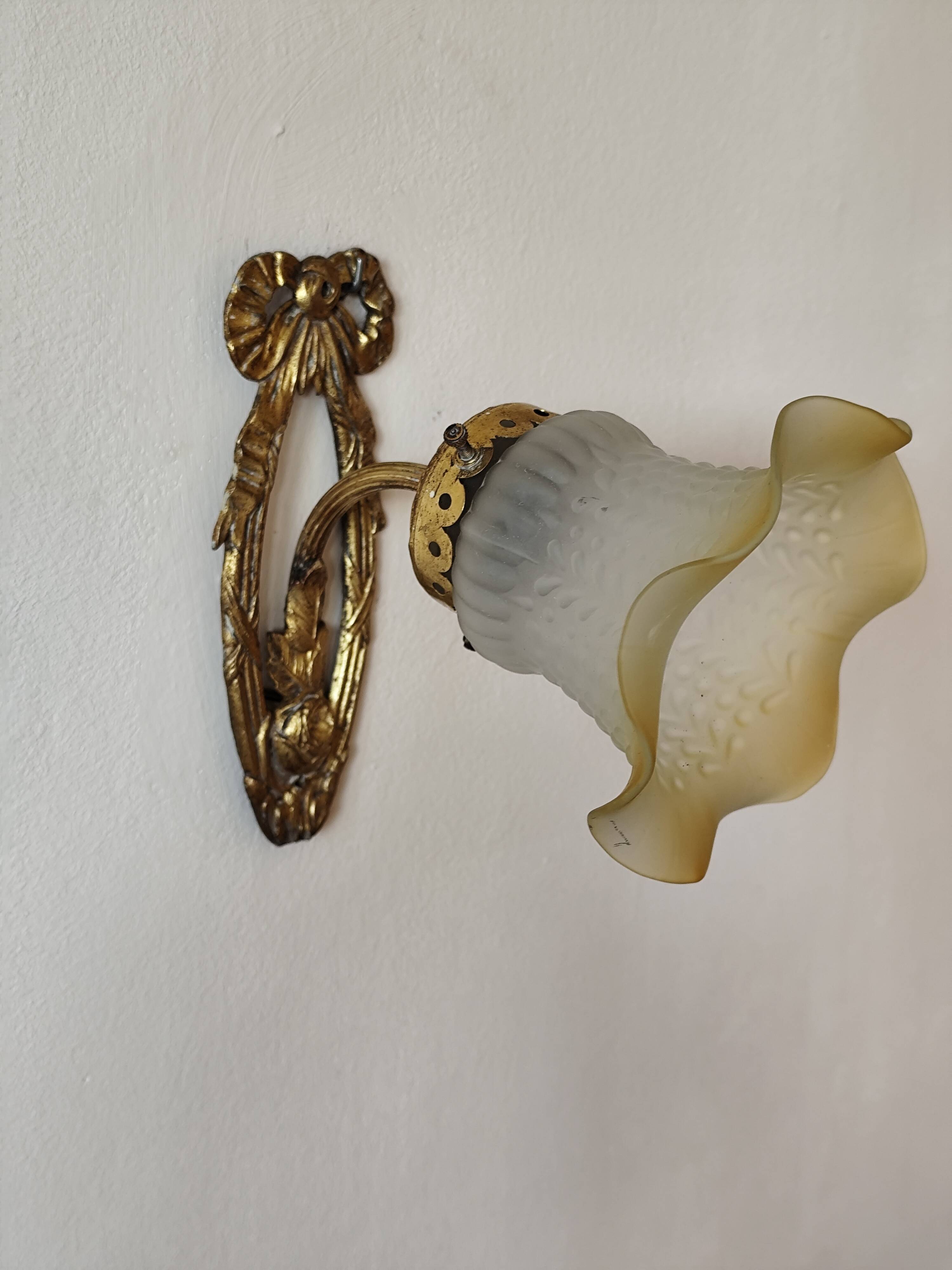 Antique wall light in gilded brass and glass tulip