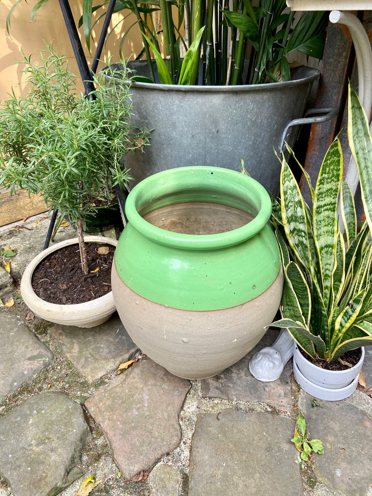 Pot en grès émaillé beige et vert arsenic