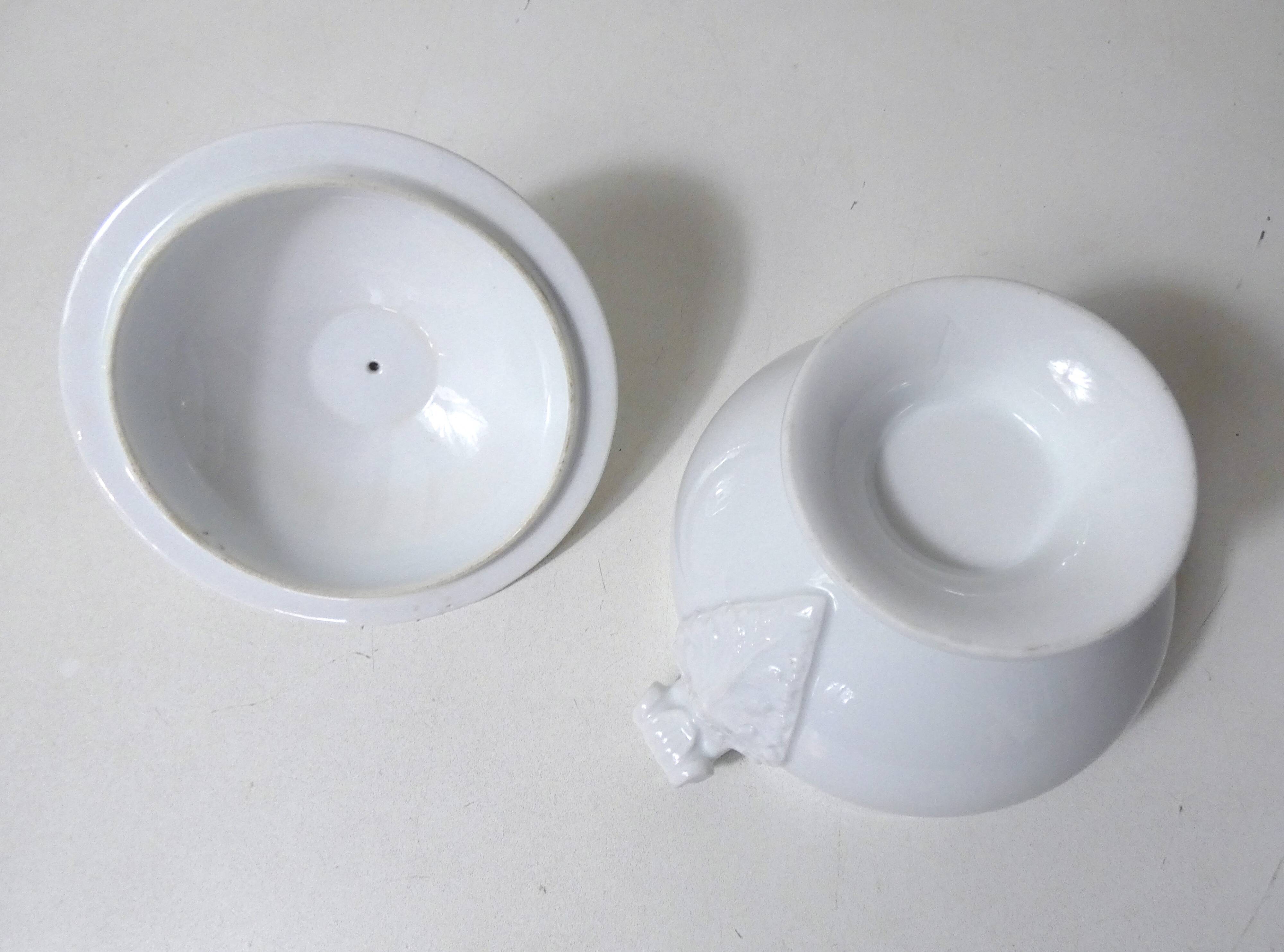 ancienne petite soupière blanche en porcelaine