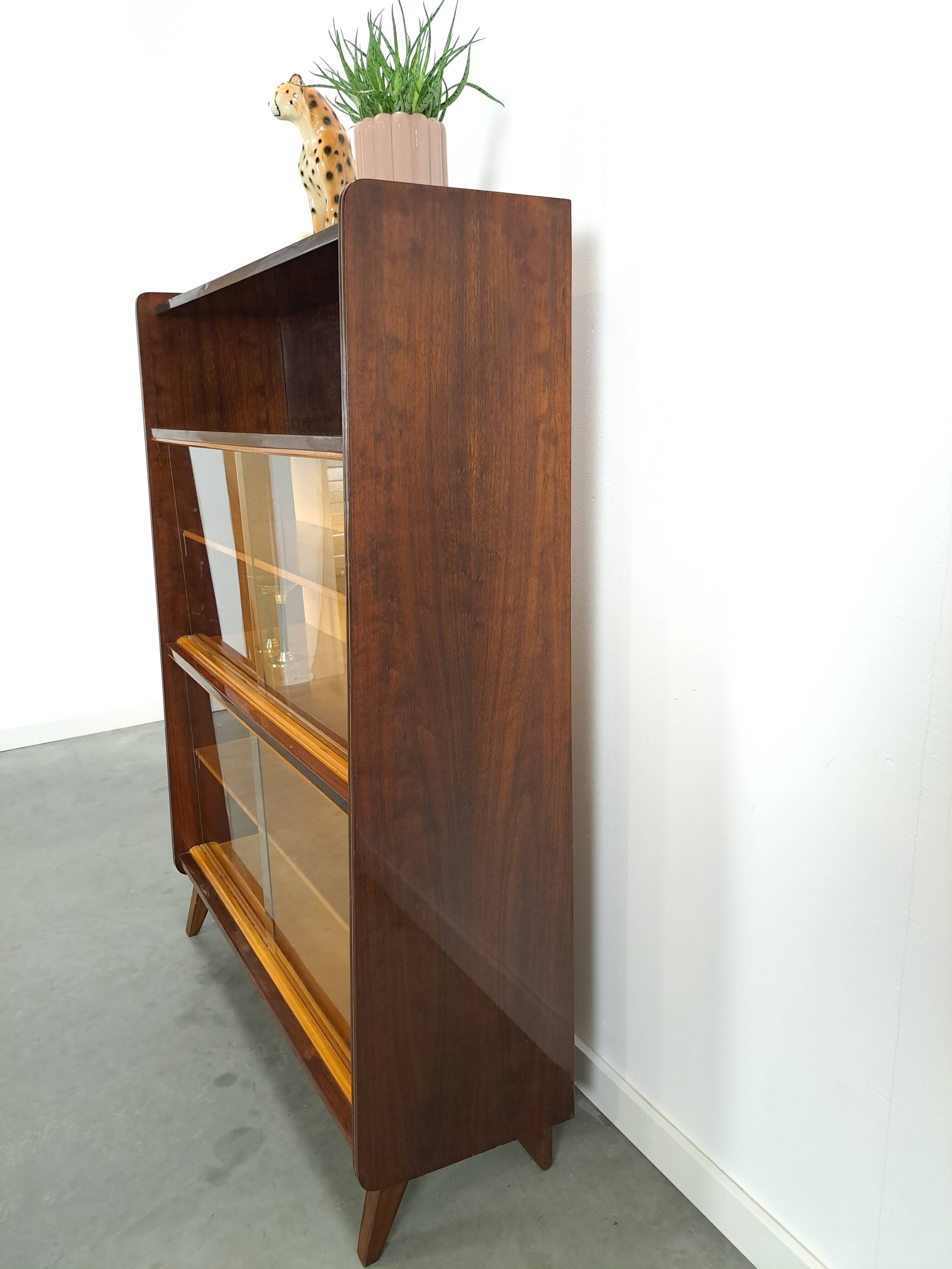 Donker vintage fineer design vitrinekast Jirak, boekenkast