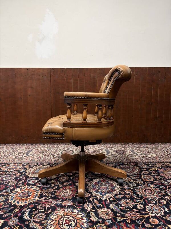 Chaise de bureau Chesterfield en anglais, chaise de capitaine.
