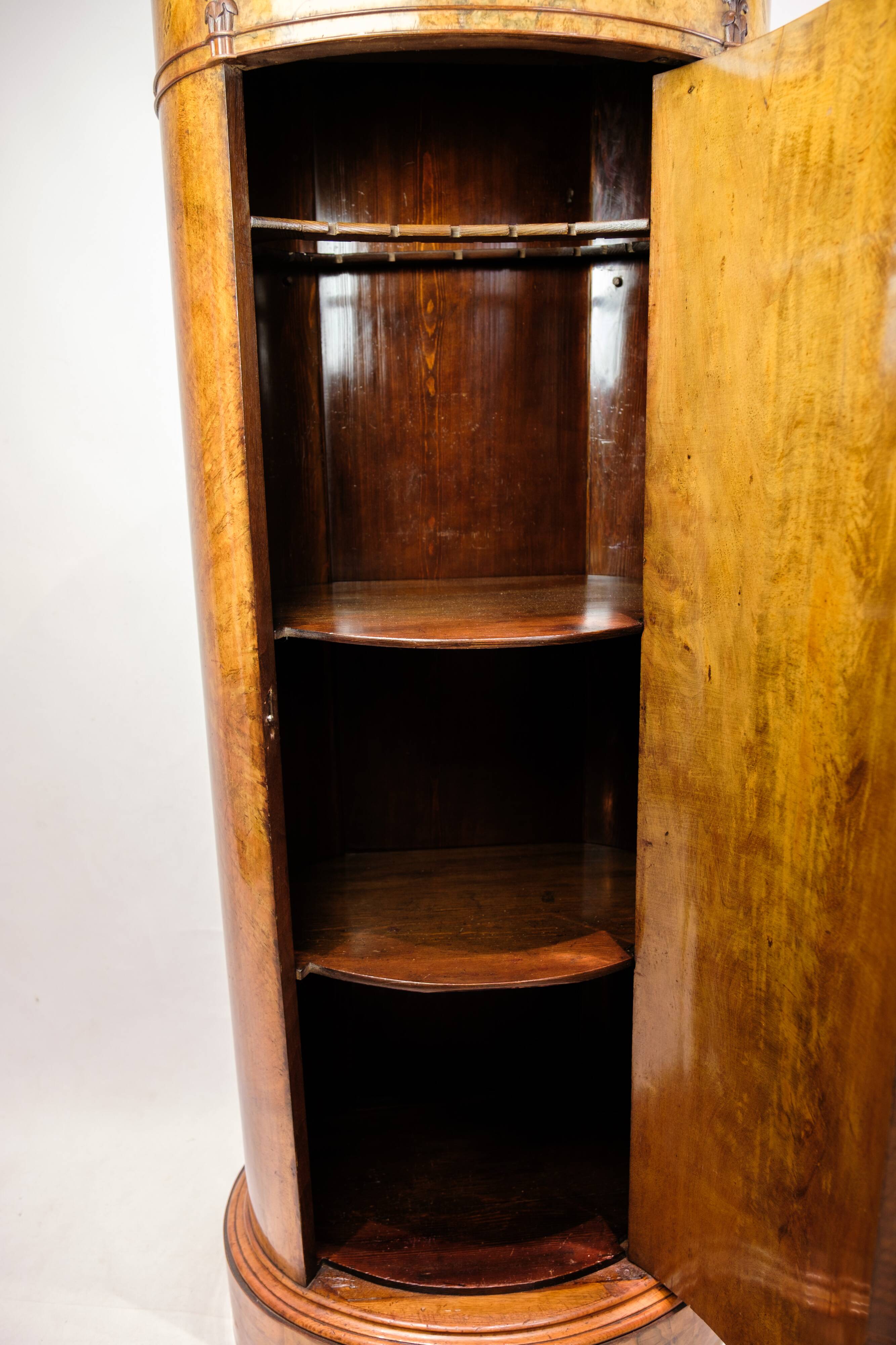 Oval pedestal cabinet - Walnut - Hand polished - Year 1840s