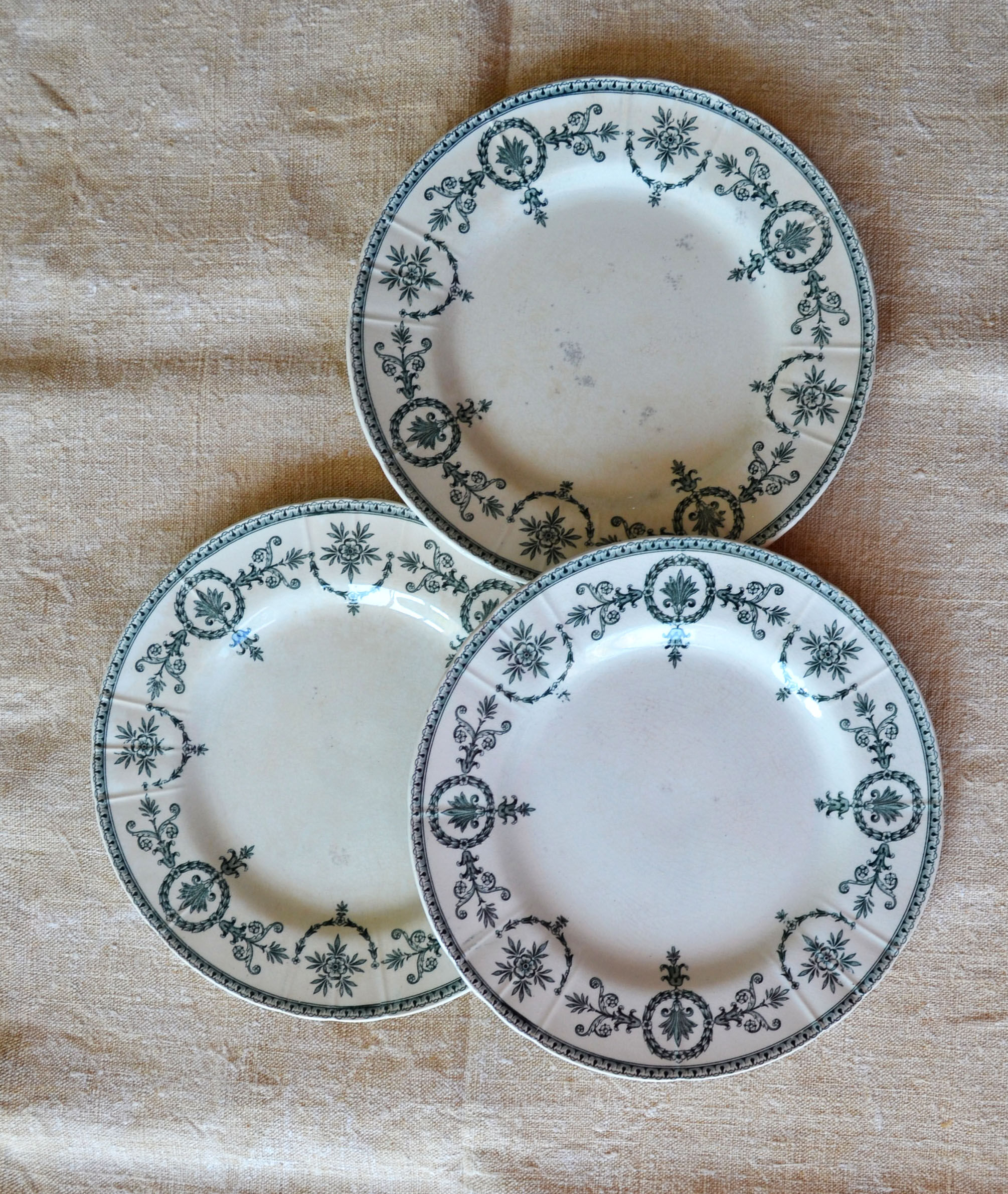 3 iron earth dessert plates model "Malmaison"
