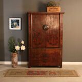 Armoire ancienne chinoise laquée brun avec motifs dorés