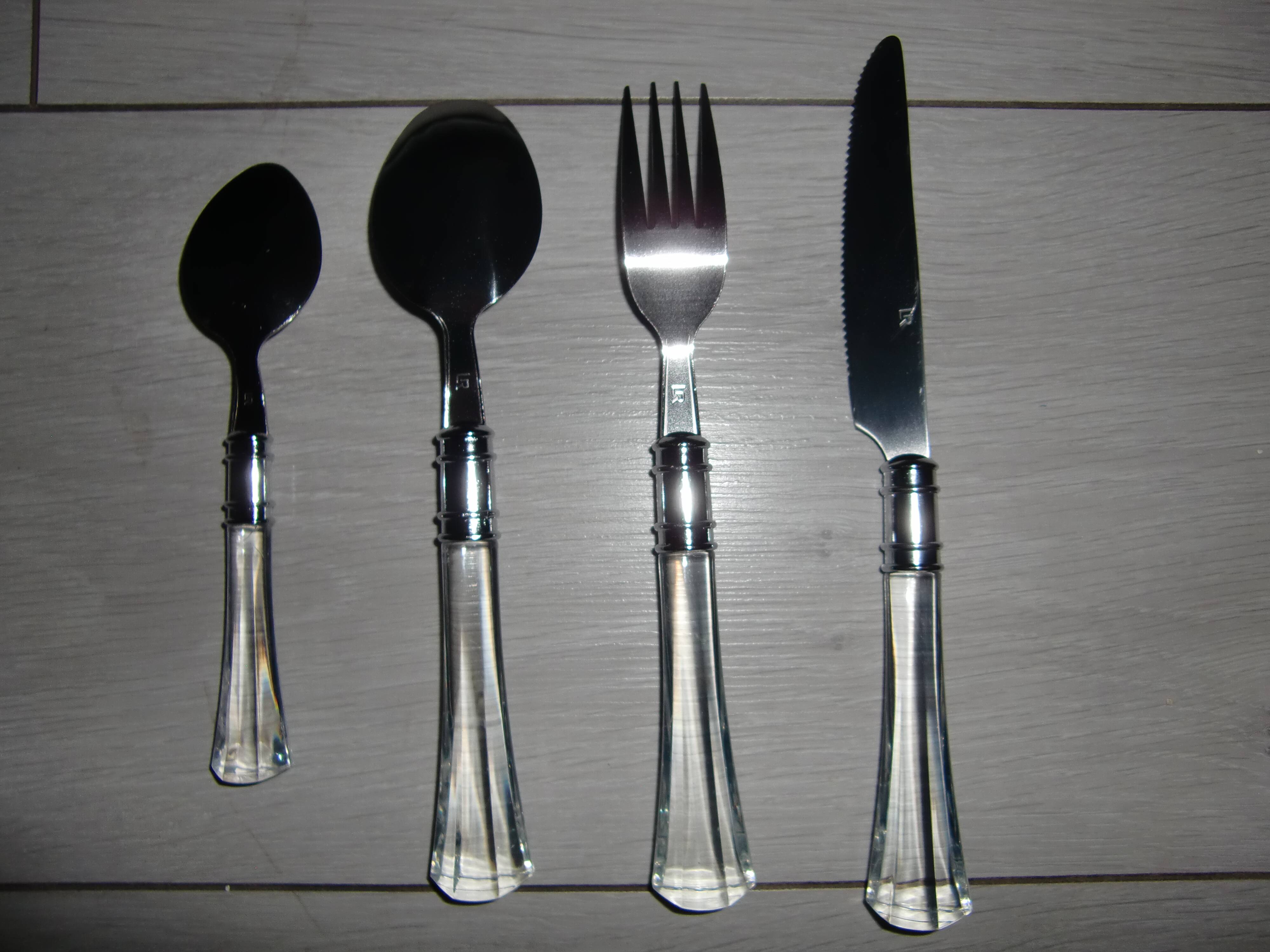 24-piece cutlery set (protective case and fabric storage)