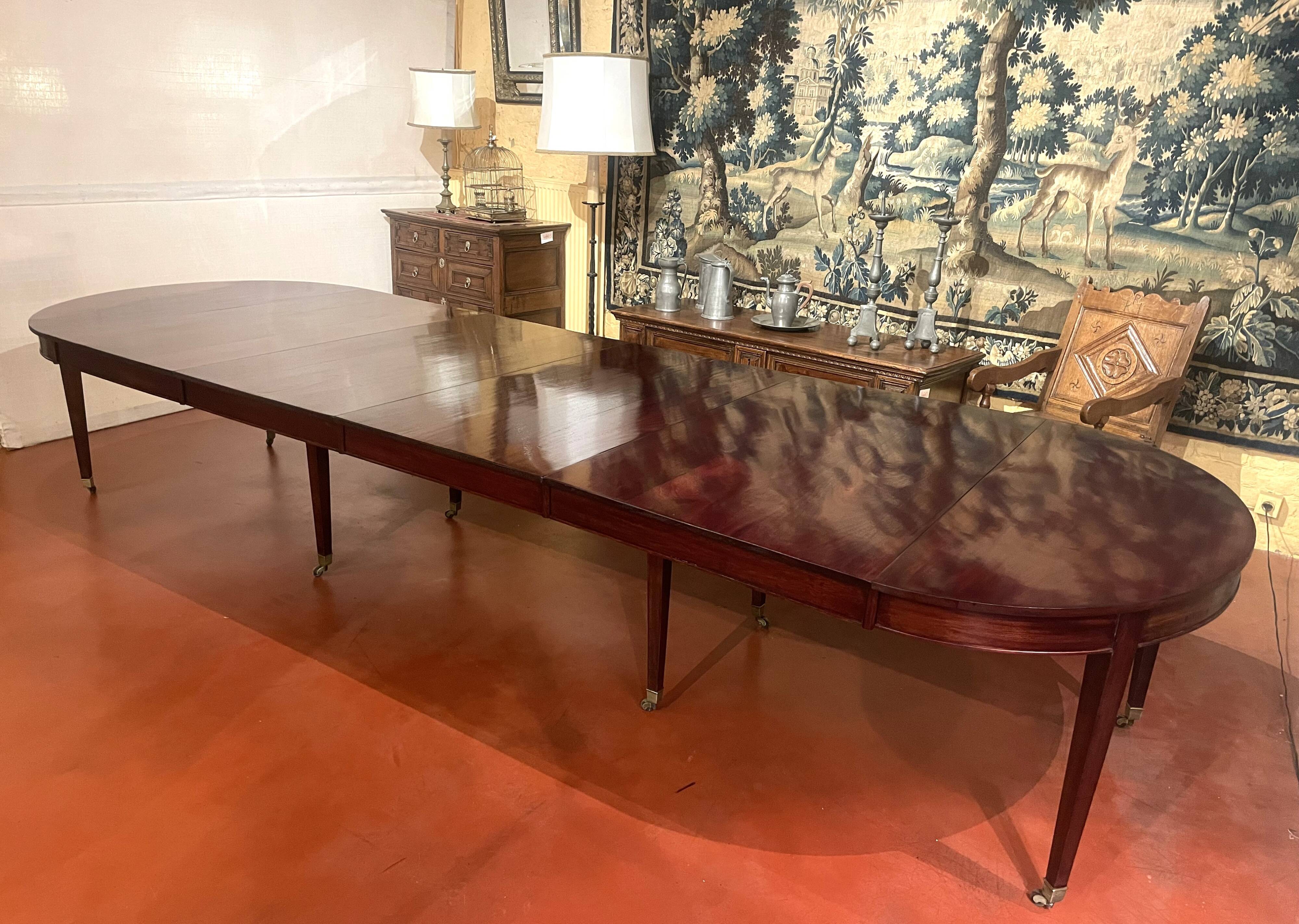 Directoire period extendable dining table in mahogany with a band.
