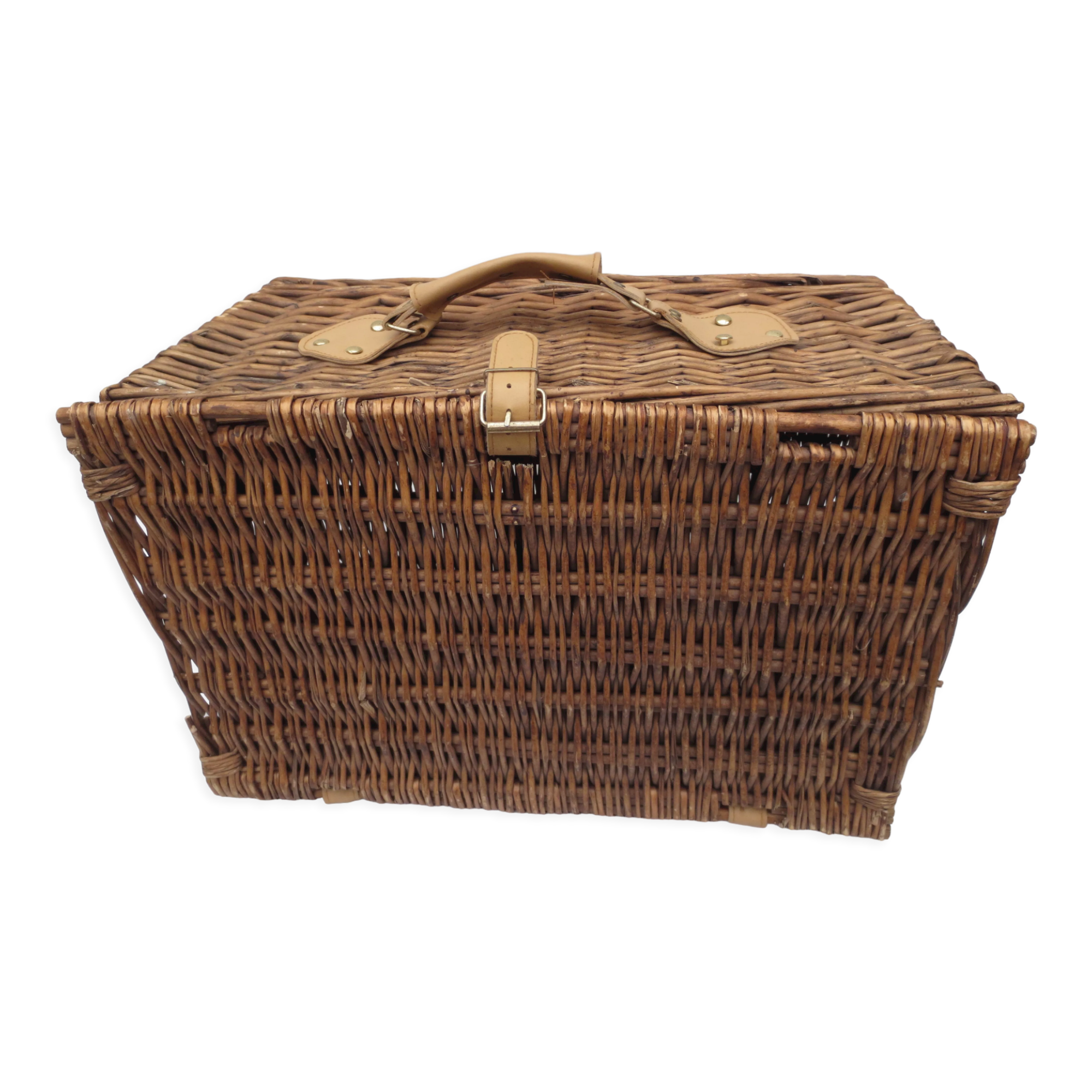Rectangular wicker trunk