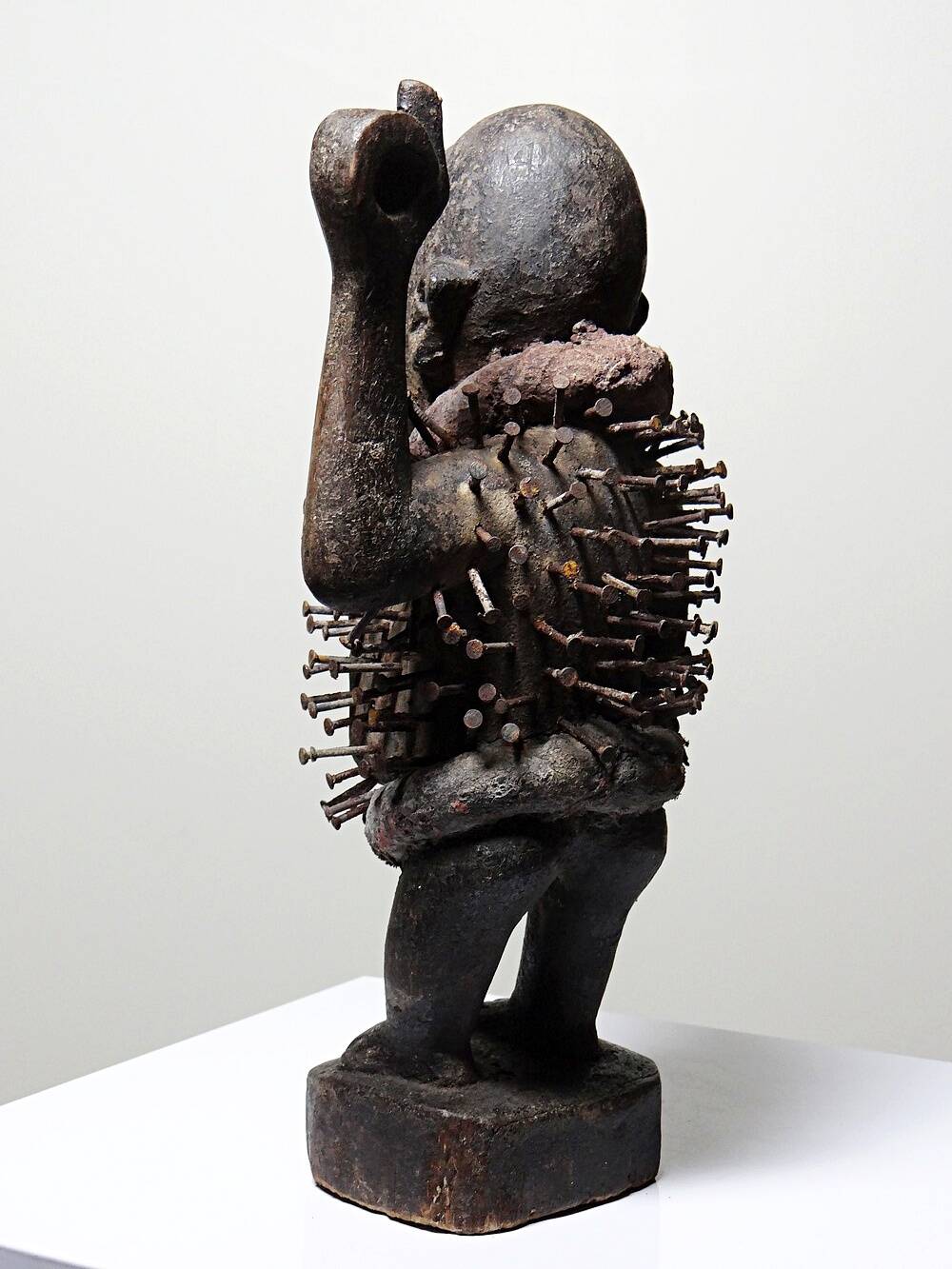 Fétiche à clous Nkisi Nkonde, peuple Kongo, Congo, milieu XXᵉ siècle