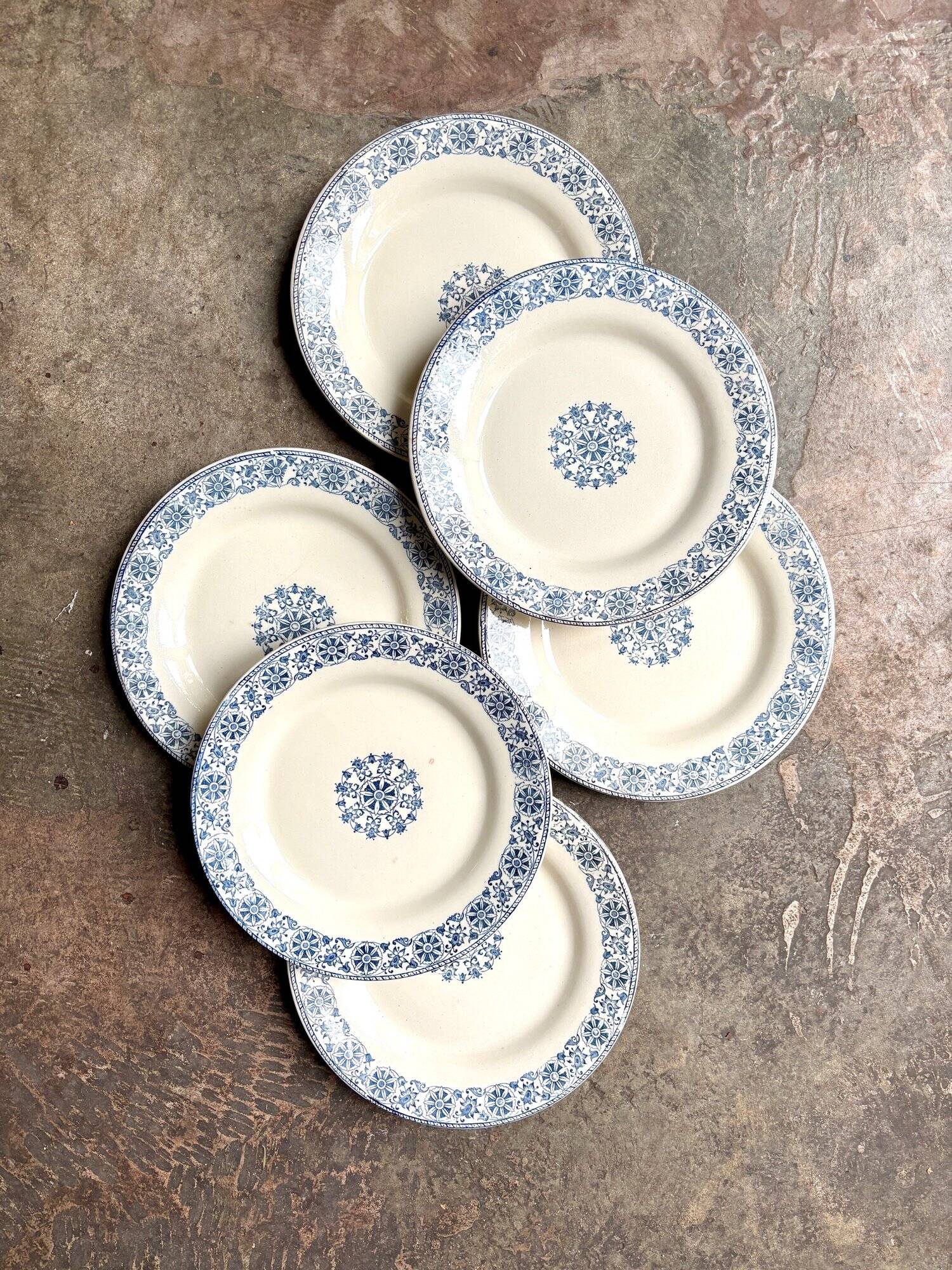 6 Gien flat ironware plates, "Arabesques" service, 1880-1930