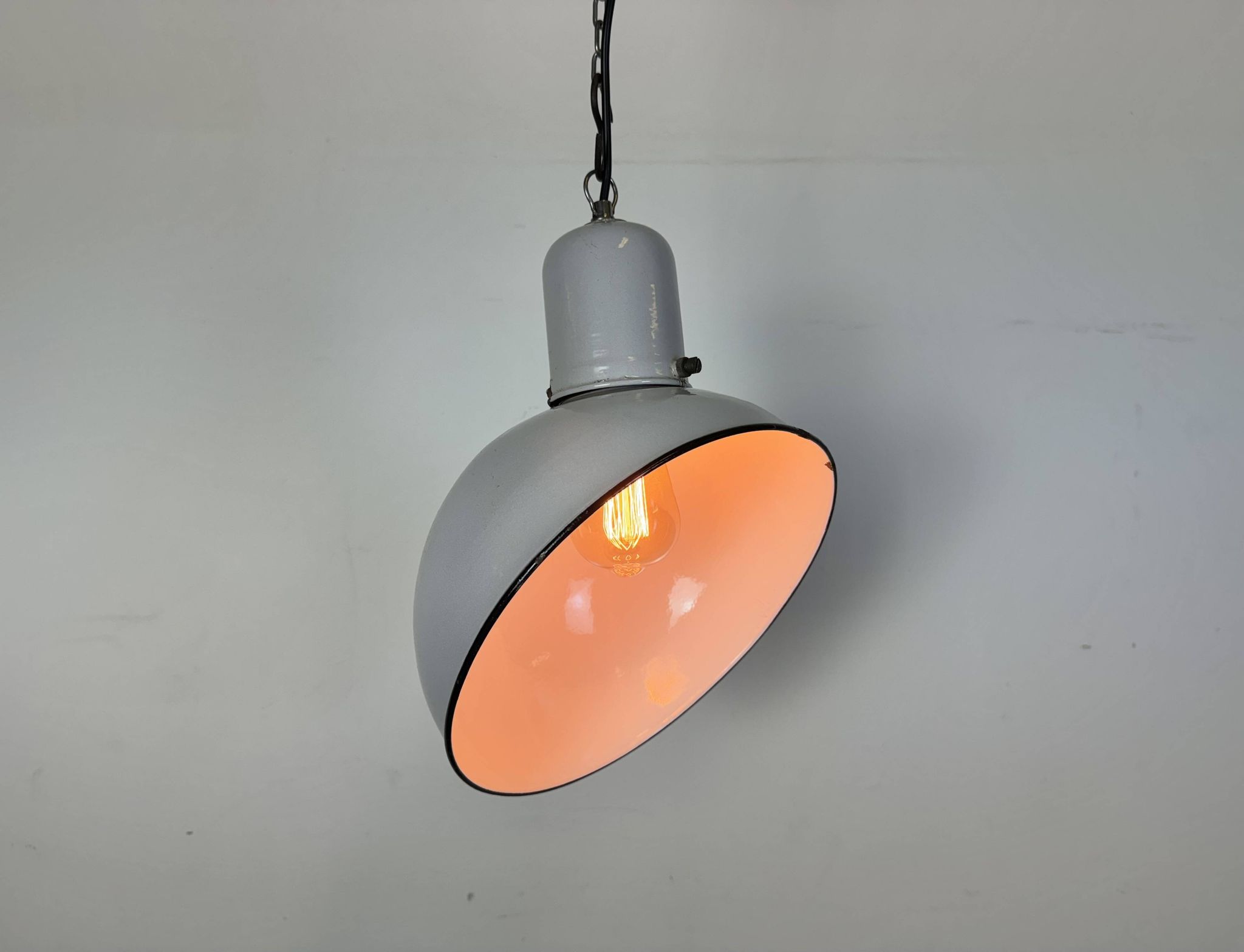 Lampe à suspension industrielle en émail gris, années 1960