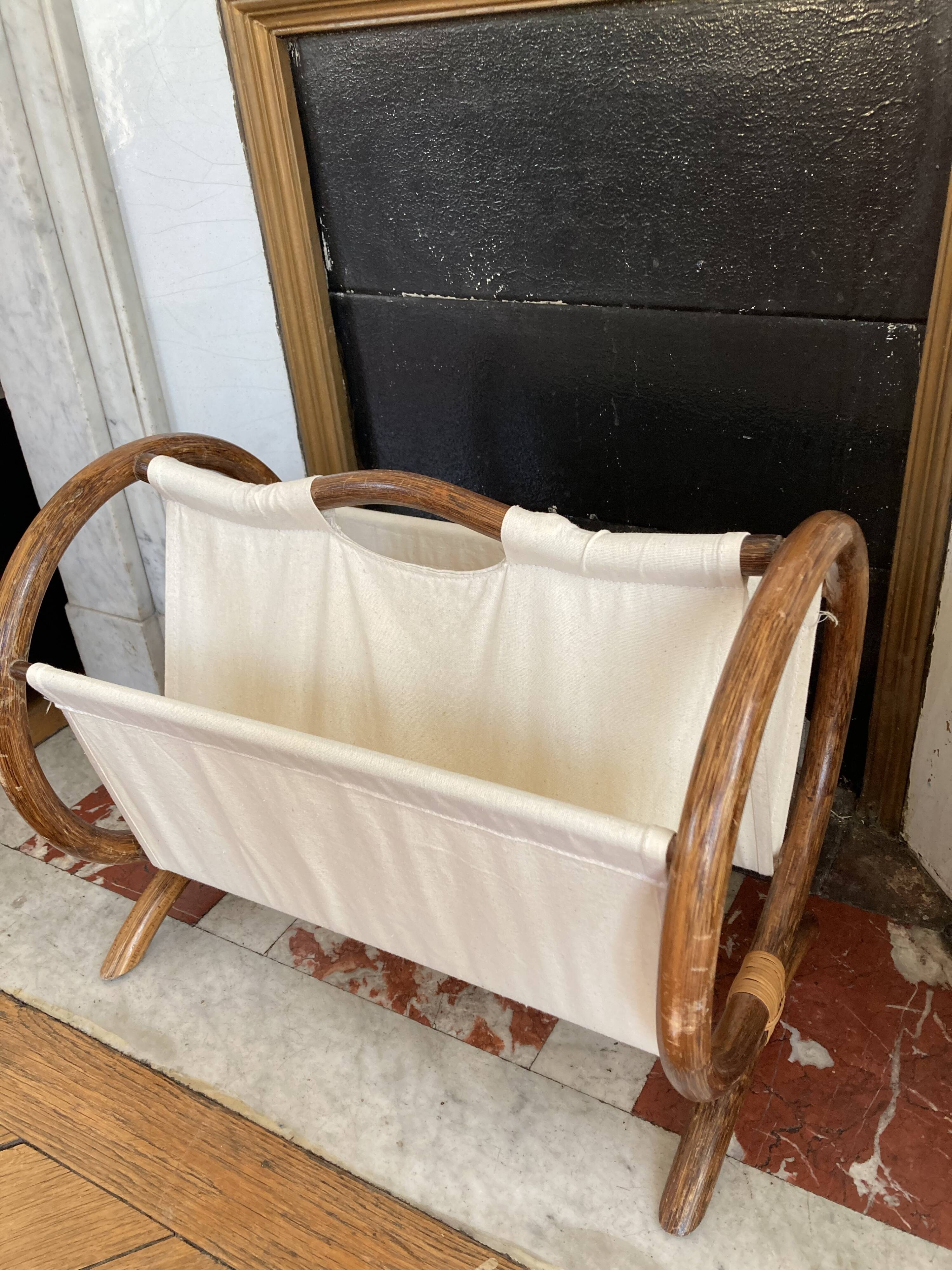 Porte revue en toile et bois