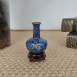 Vase miniature chinois cloisonné à décor de fleurs bleues