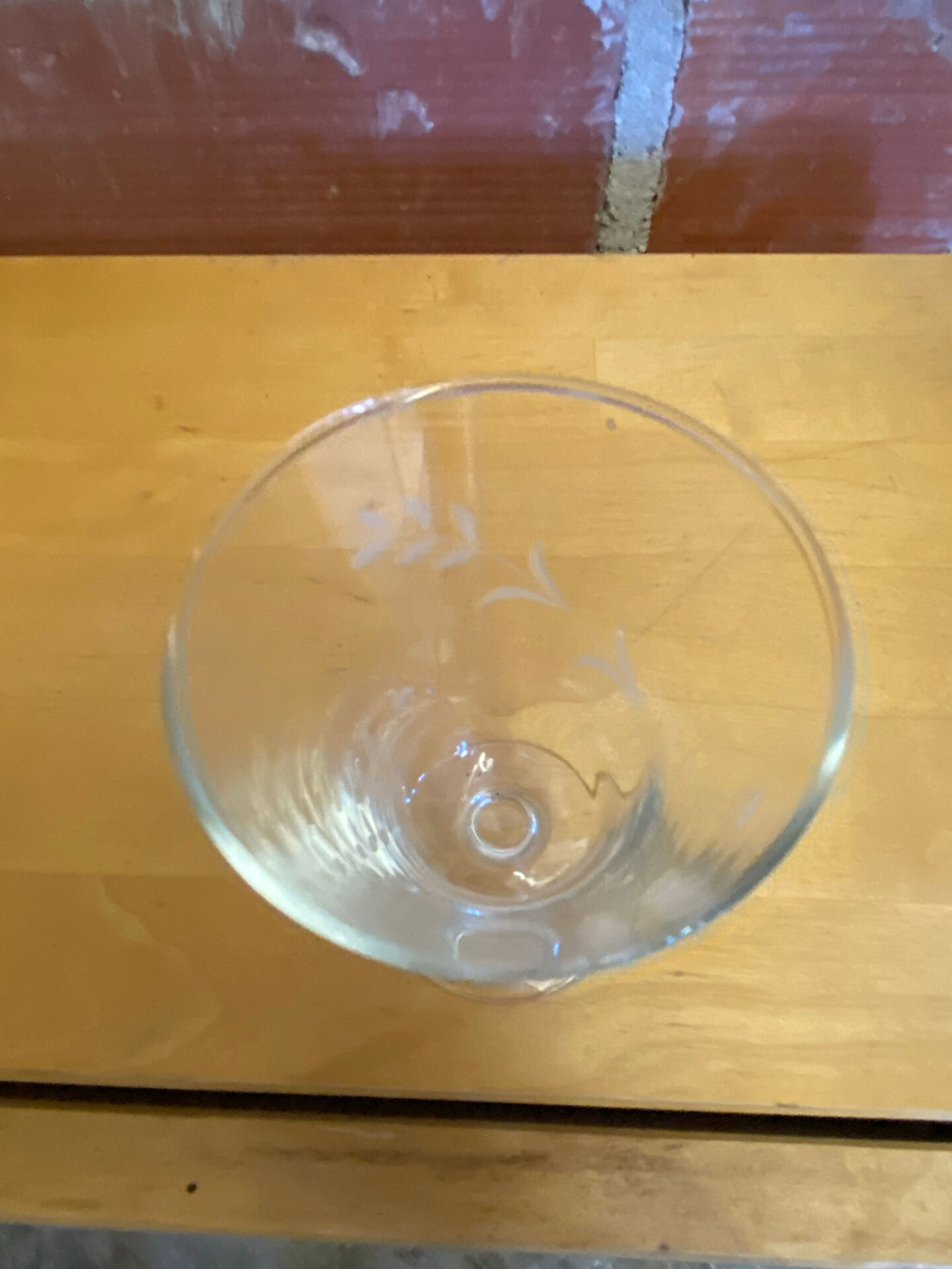 11 verres à pied à vin et eau en verre décor gravé vintage