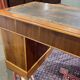 Bureau plat à caissons anglais des années 1950 en if