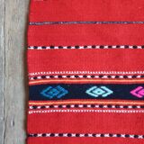 Tapis de laine rustique rouge traditionnel au design stylisé et rayures, authentique tissé à la main en Roumanie 225x145 cm