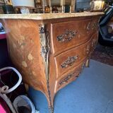 Louis XV style curved chest of drawers in veneer and marquetry, early 20th century