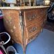 Commode galbée de style Louis XV en bois de placage et marqueterie, début XXe