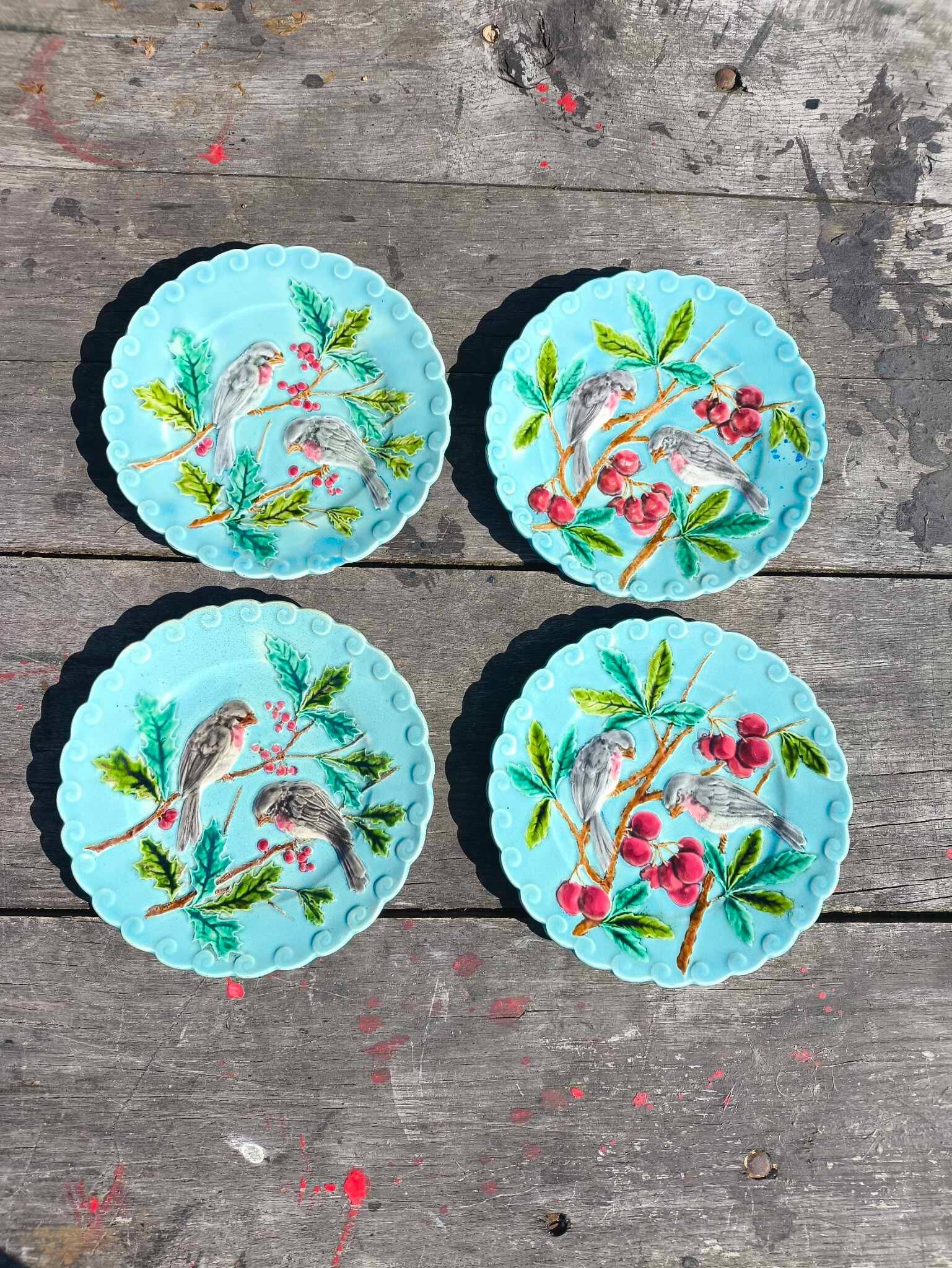 4 anciennes assiettes en barbotine décor oiseaux en faïence de Sarreguemines