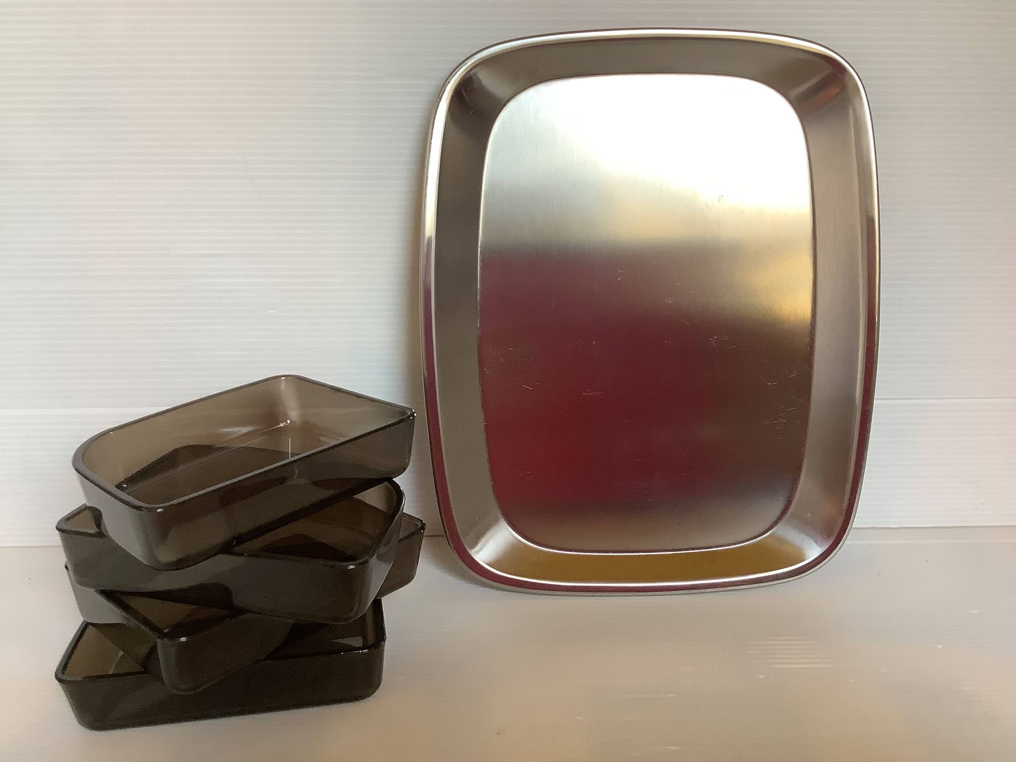 Serviteur plat apéritif avec quatre ramequins