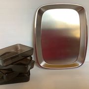 Serviteur plat apéritif avec quatre ramequins