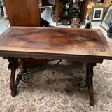 Table de style espagnol en bois sculpté et fer forgé