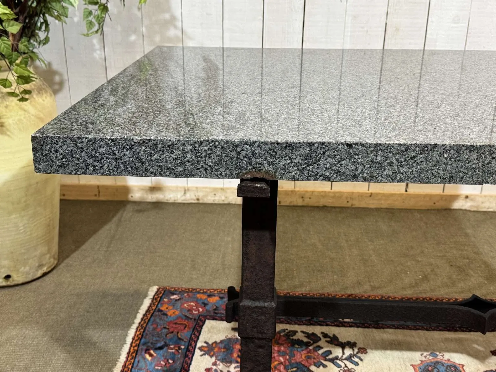 Table en marbre et piétement fonte