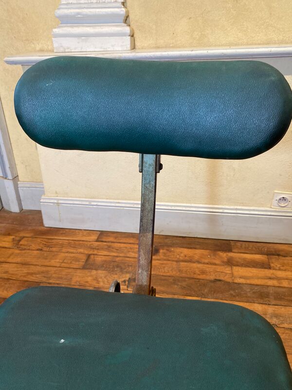 Chaise d'atelier industriel bienaise tissus vert 1951