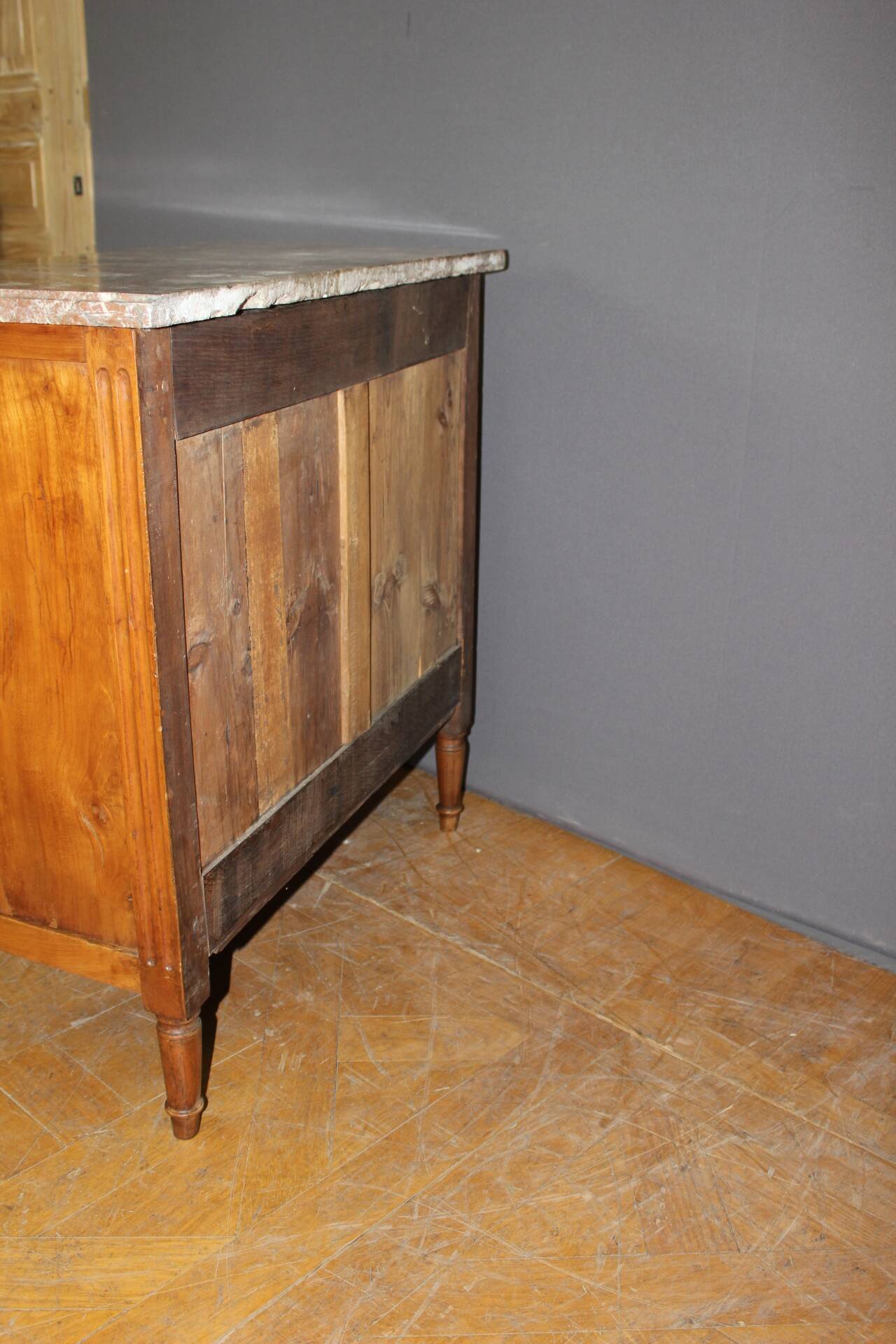 Louis XVI commode in cherry wood, 18th century.