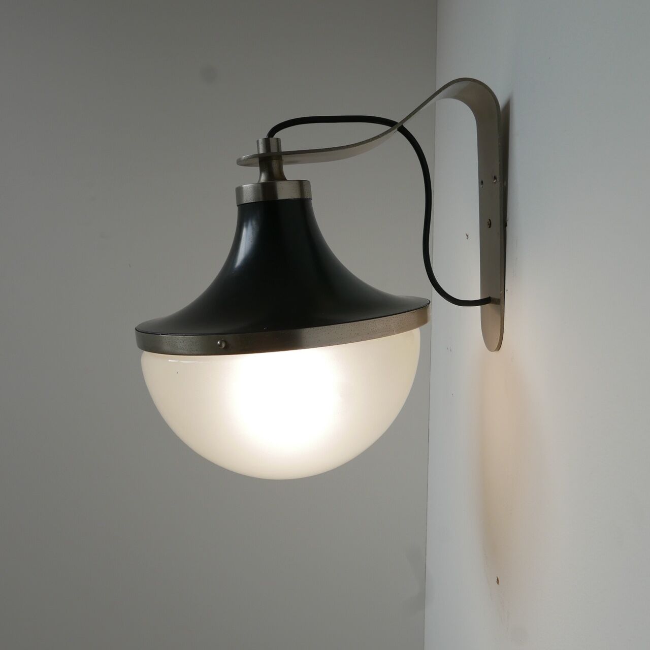 Sergio Mazza pi wall light edit by Artemide