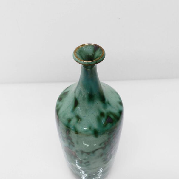 Vase bouteille en grès émaillé vert à reflets cuivrés 1960-1970