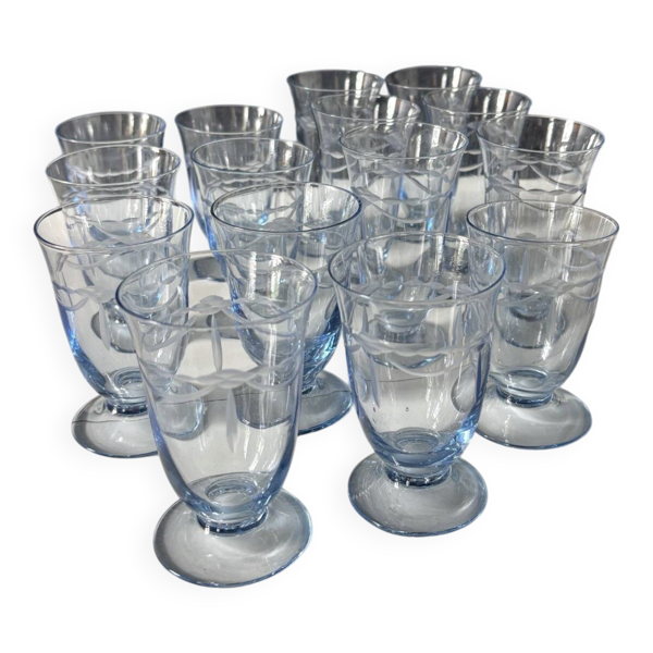 Série de 32 verres à pied vintage bleu glacier gravés