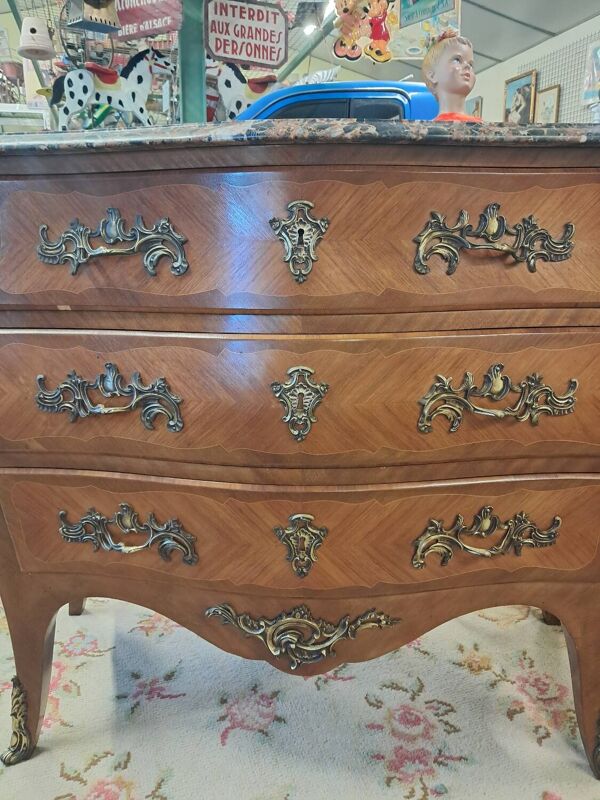 Commode galbée style Louis XV