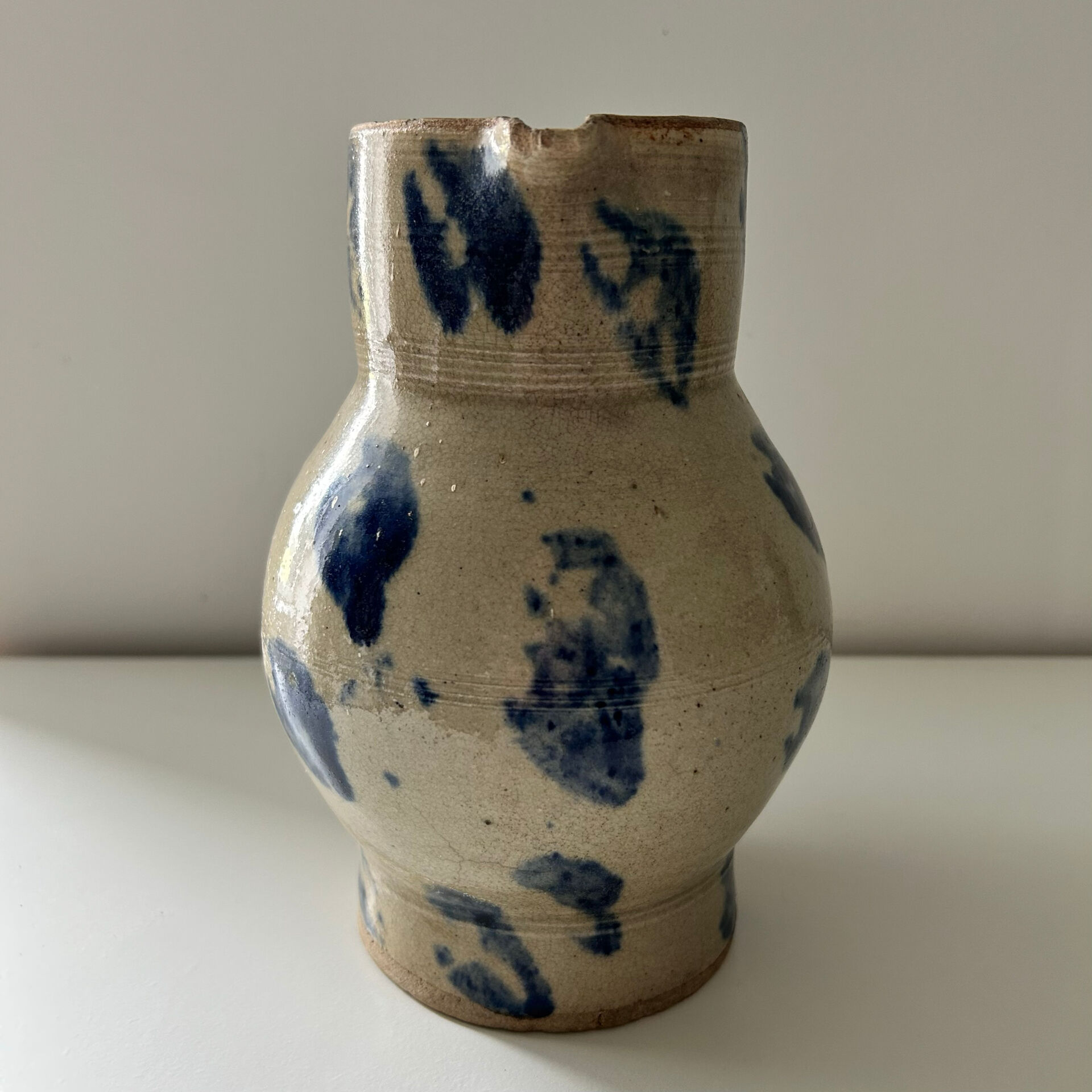 Pichet décor taches bleues