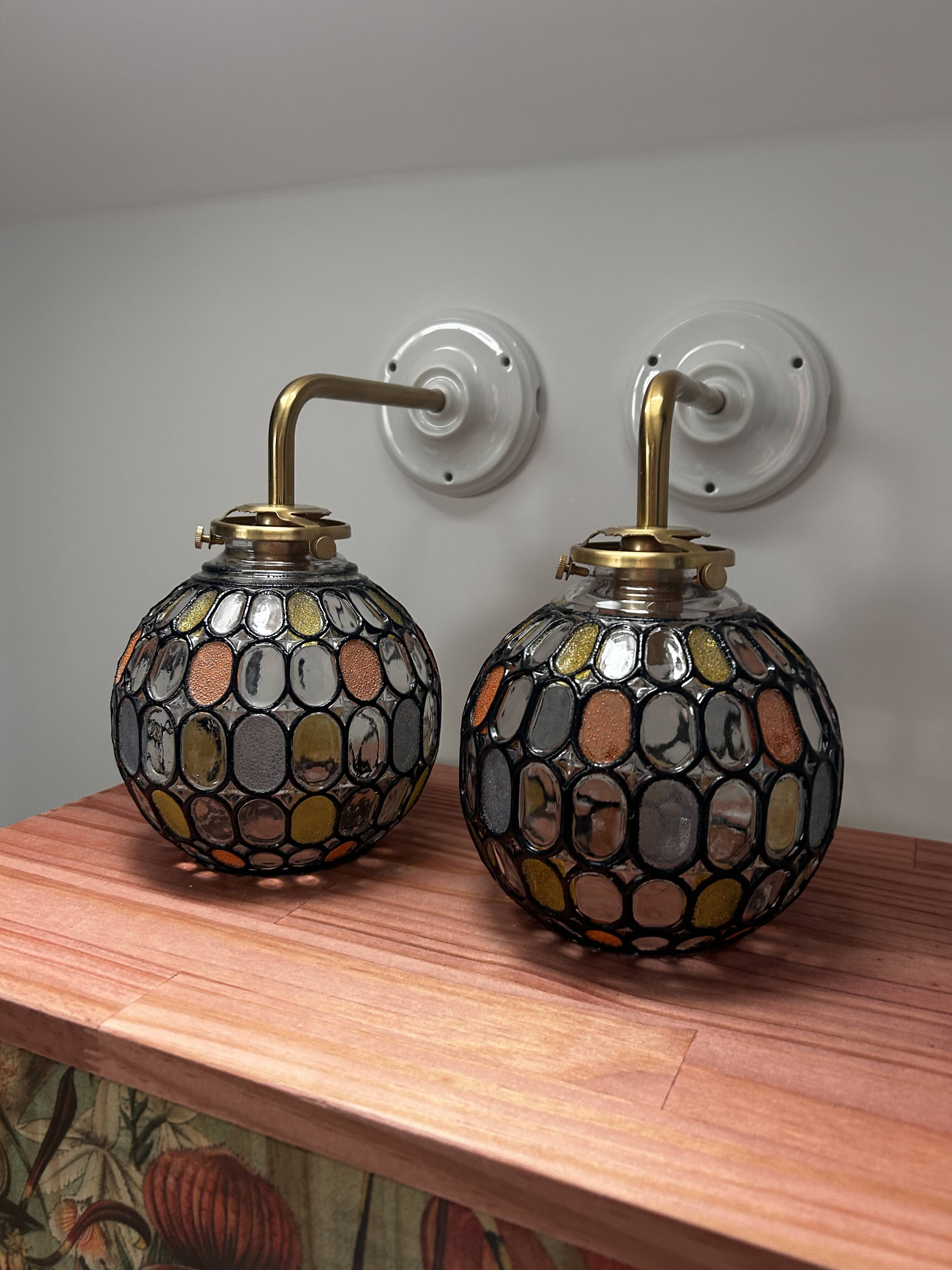 Paire d’appliques murales globes à facettes multicolores