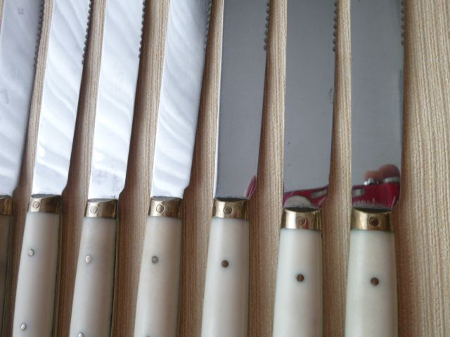 Set de 12 couteaux de table Vintage inox bakélite et laiton
