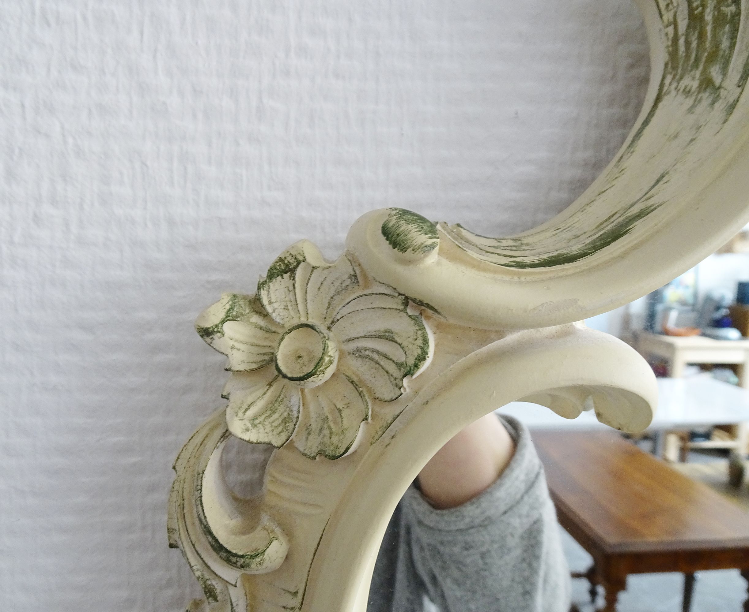 Florentine mirror in baroque style patinated in white and green
